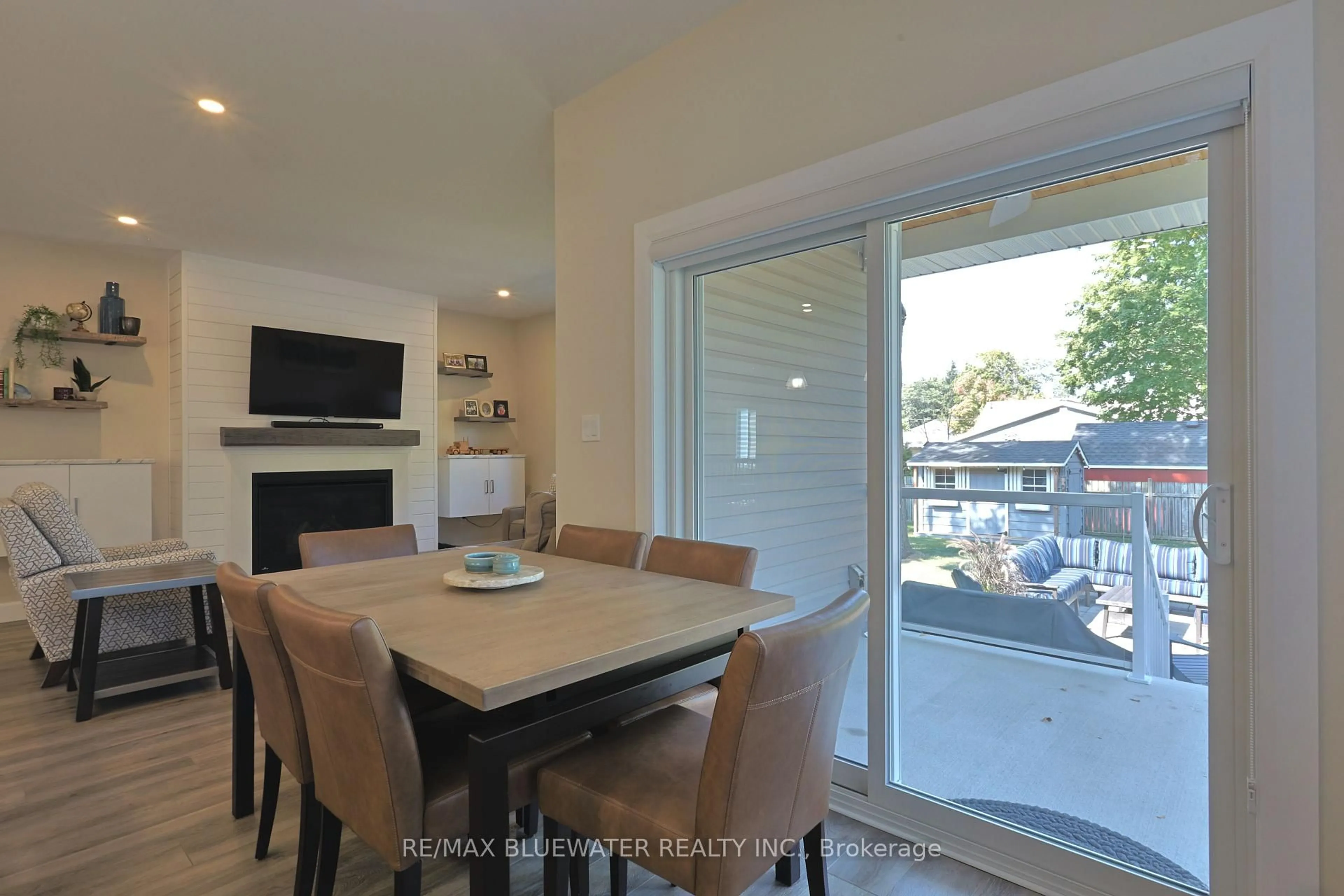 Dining room, unknown for 190 Broad St, North Middlesex Ontario N0M 2K0