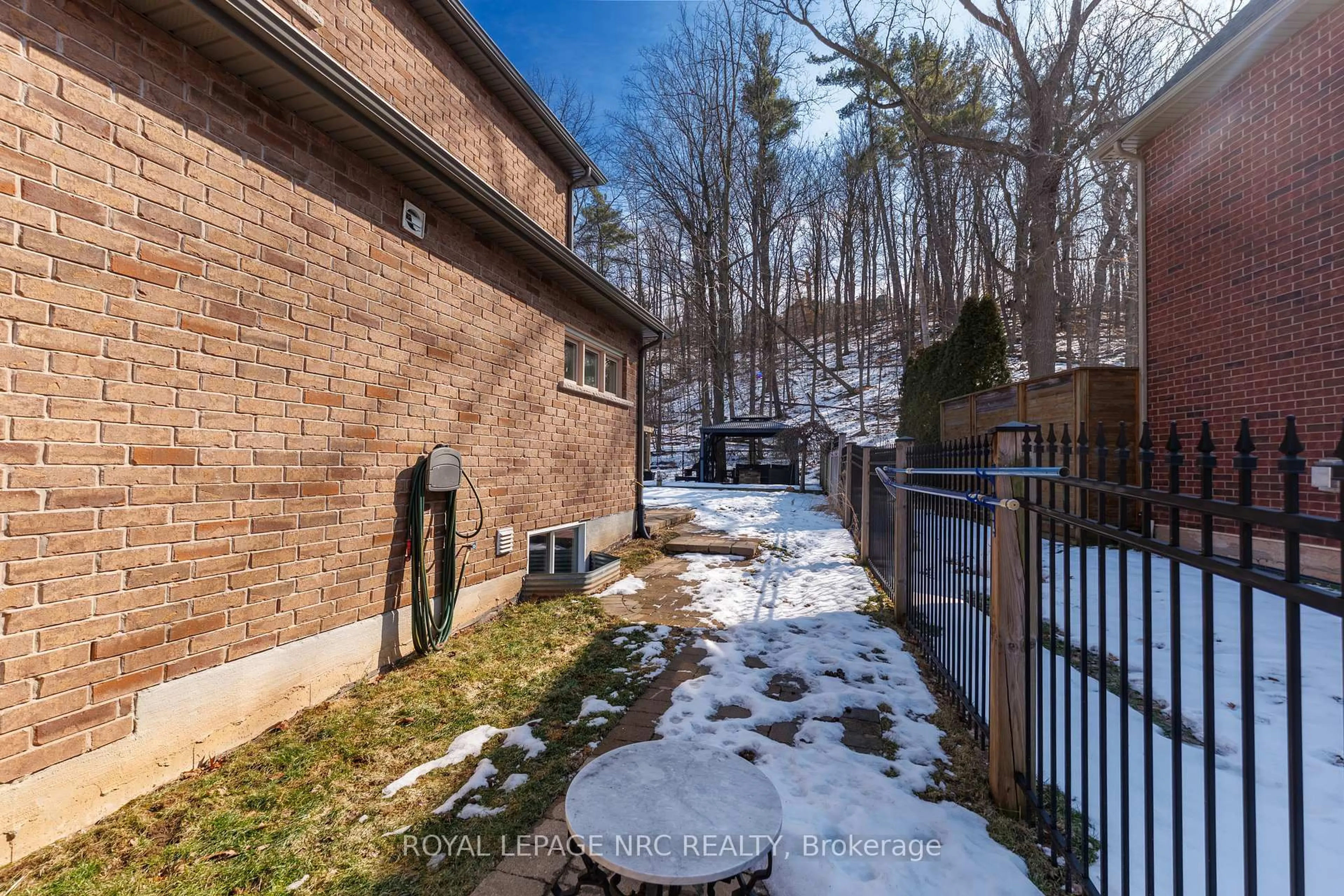 Unknown for 27 Bell Ave, Grimsby Ontario L3M 1B2