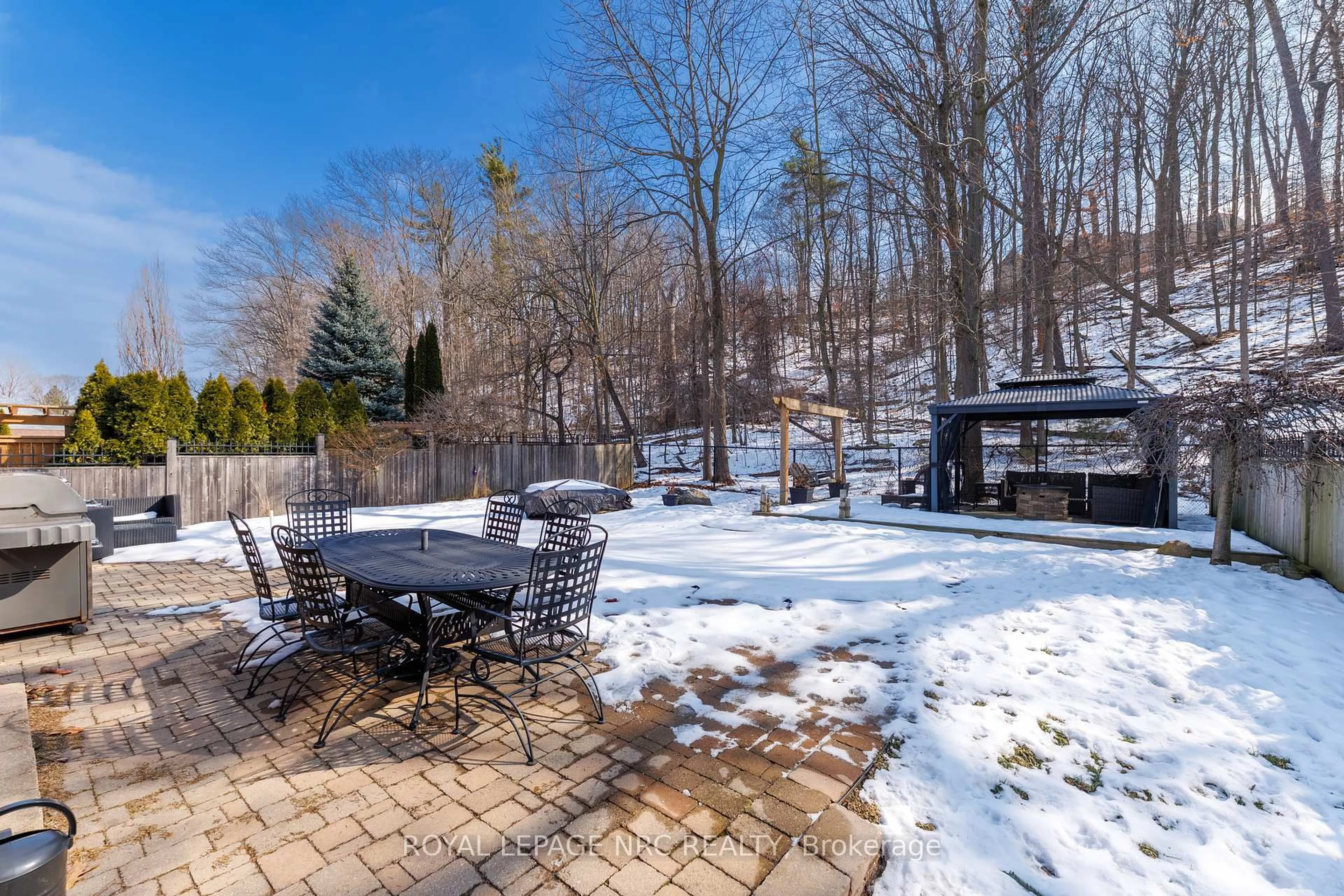 Patio, forest/trees view for 27 Bell Ave, Grimsby Ontario L3M 1B2