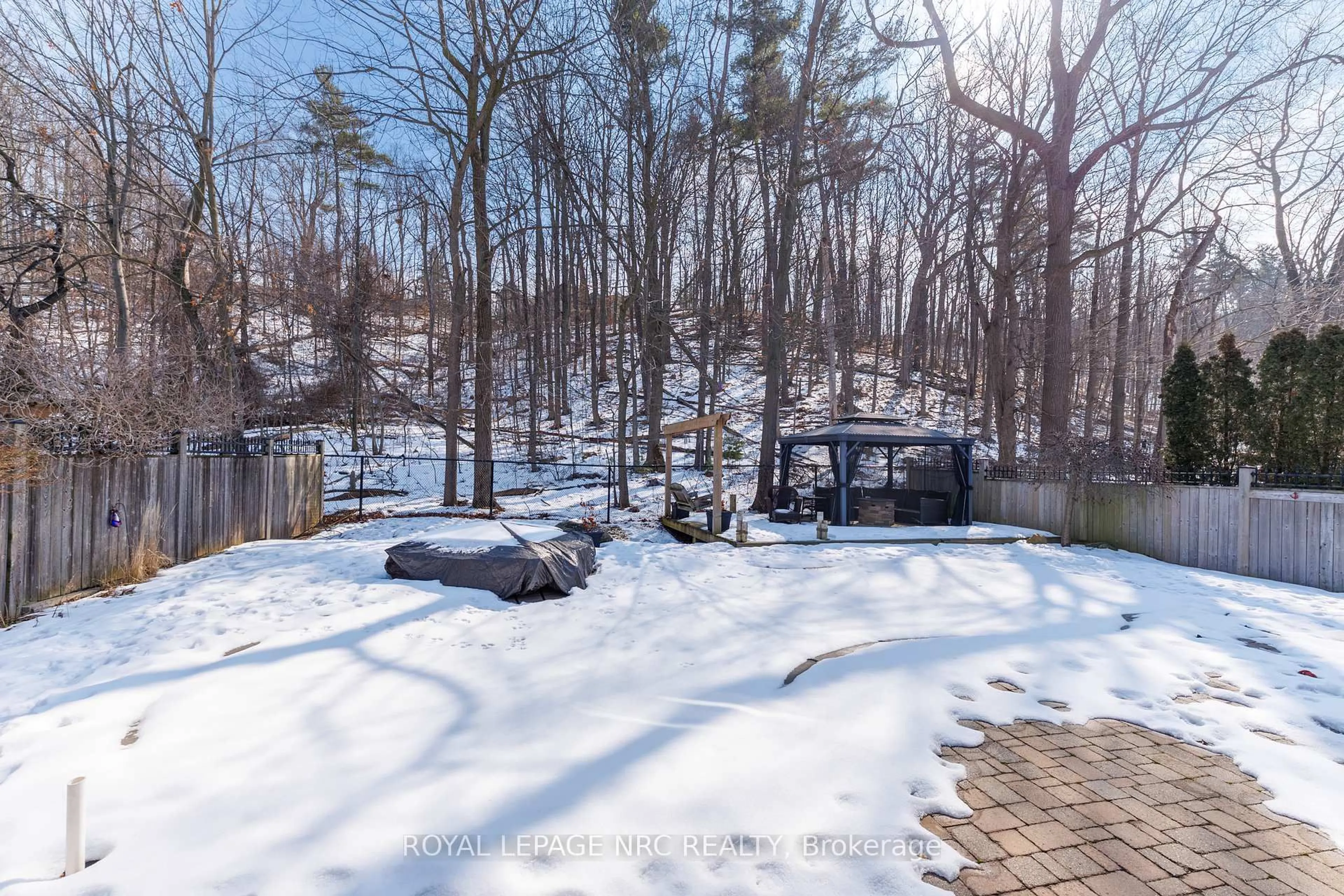 A pic from outside/outdoor area/front of a property/back of a property/a pic from drone, forest/trees view for 27 Bell Ave, Grimsby Ontario L3M 1B2