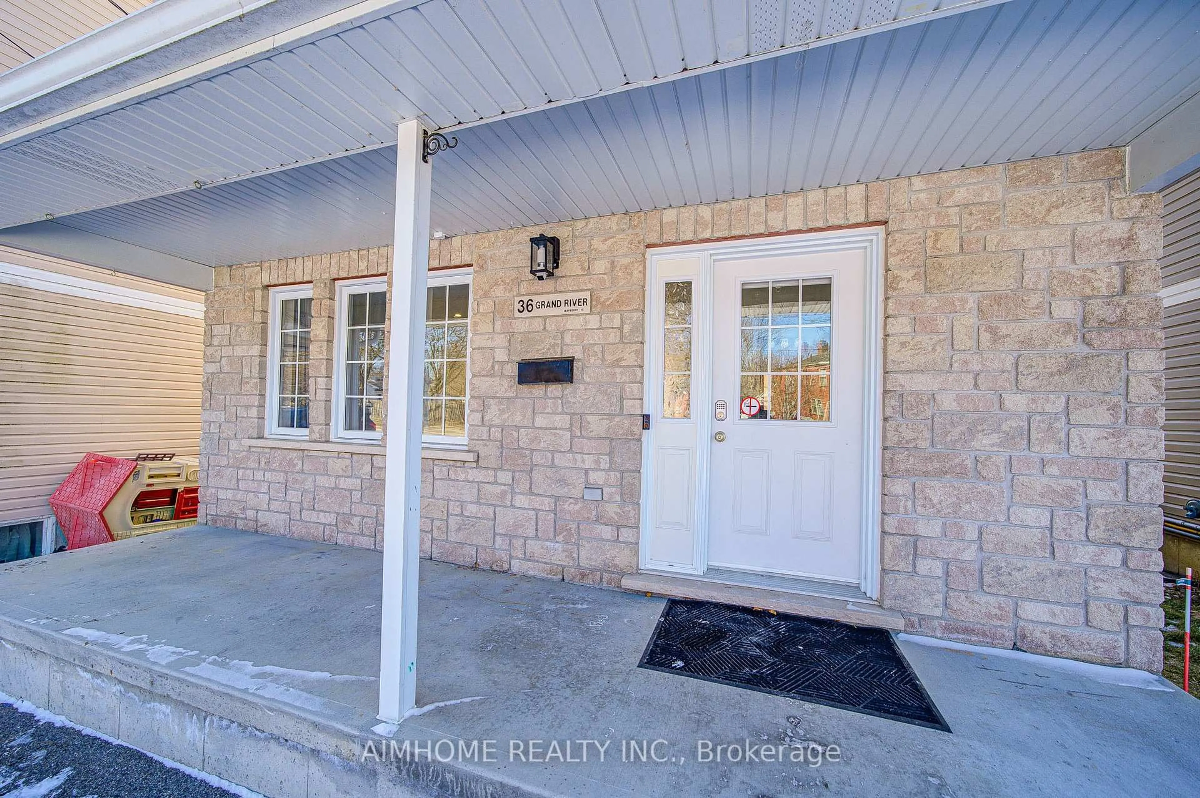 Indoor entryway for 36 Grand River Ave, Brantford Ontario N3T 4W7