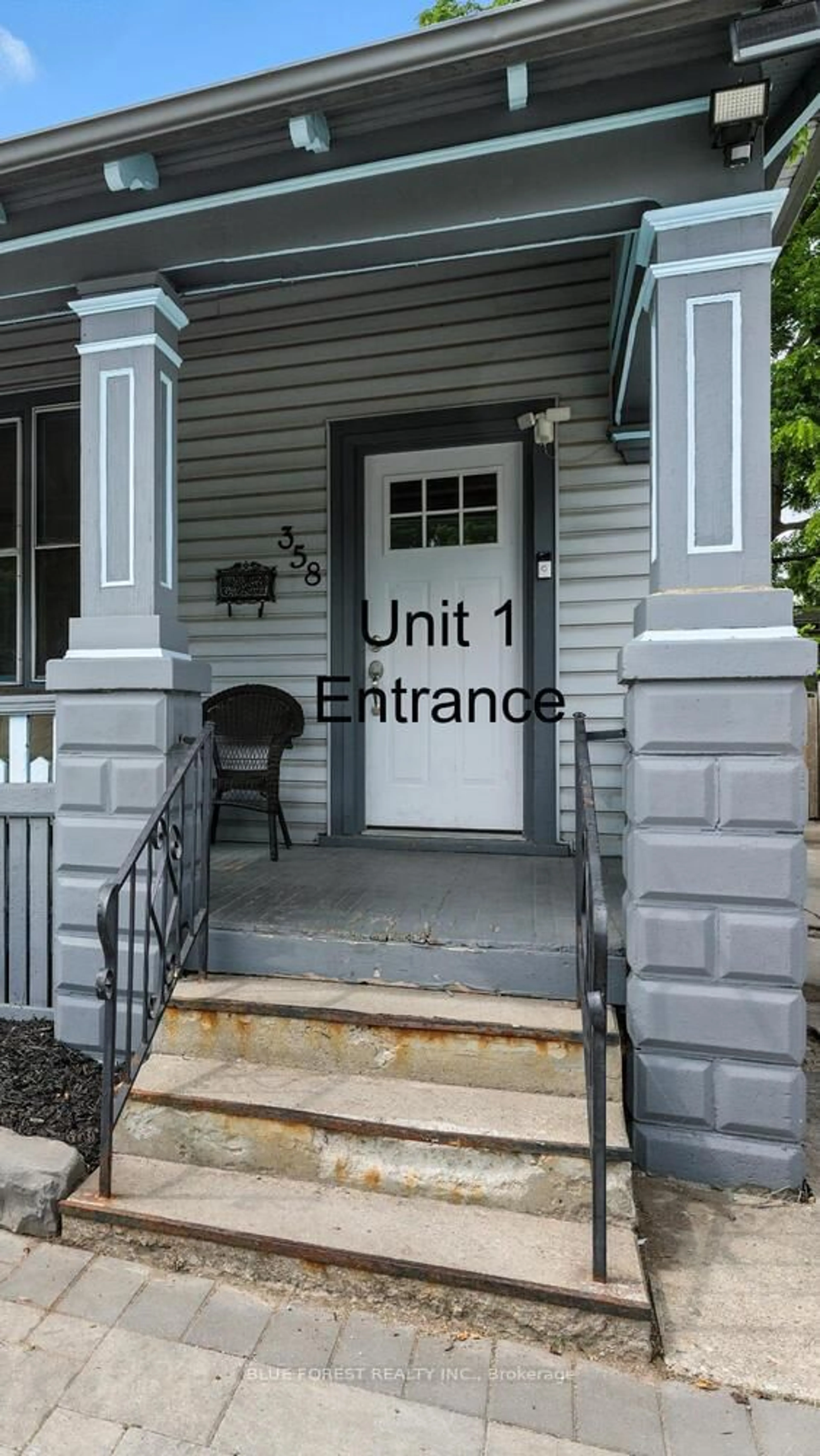 Indoor entryway for 358 Simcoe St, London East Ontario N6B 1J7