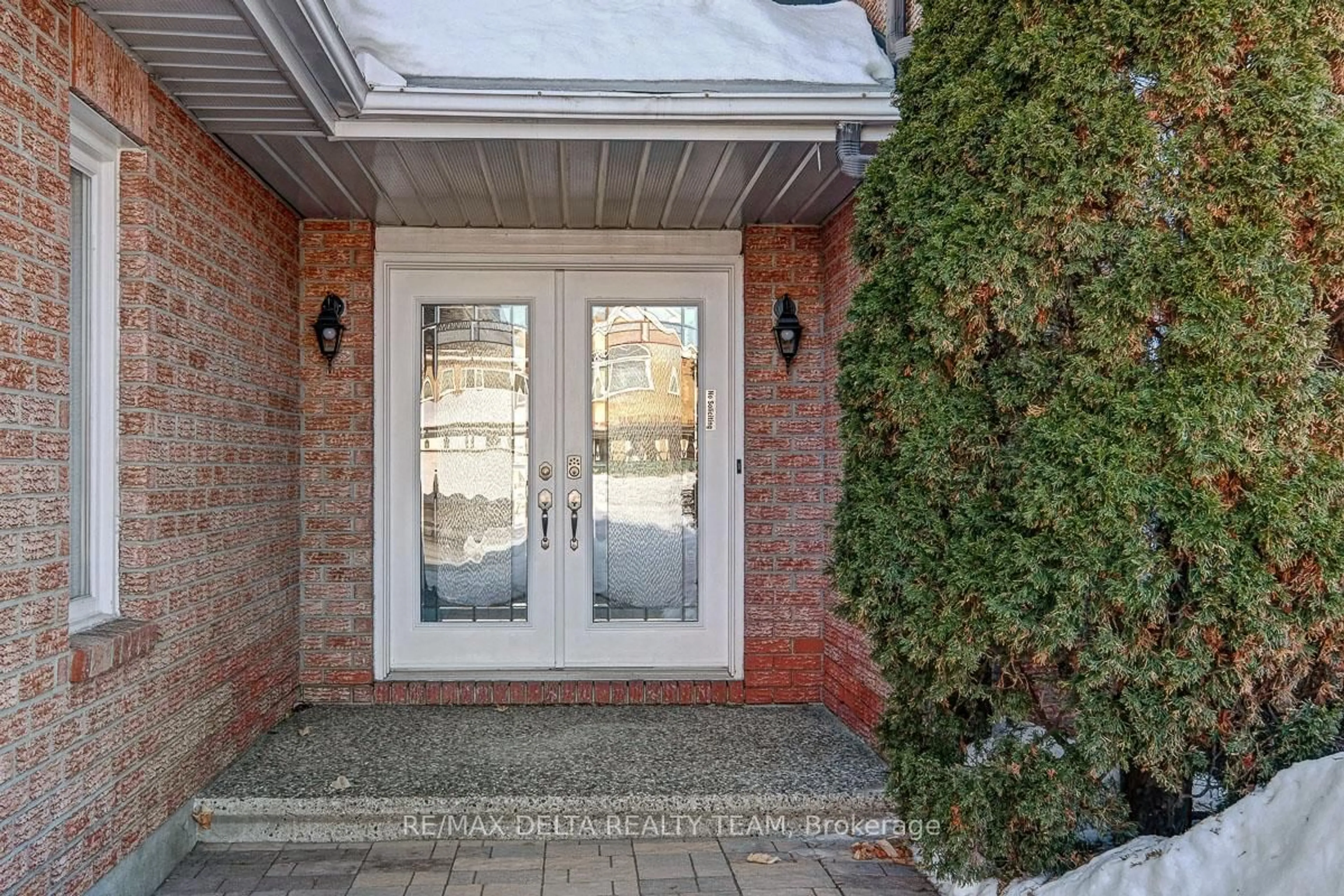 Indoor entryway for 1662 Hunters Run Dr, Orleans Ontario K1C 2H3