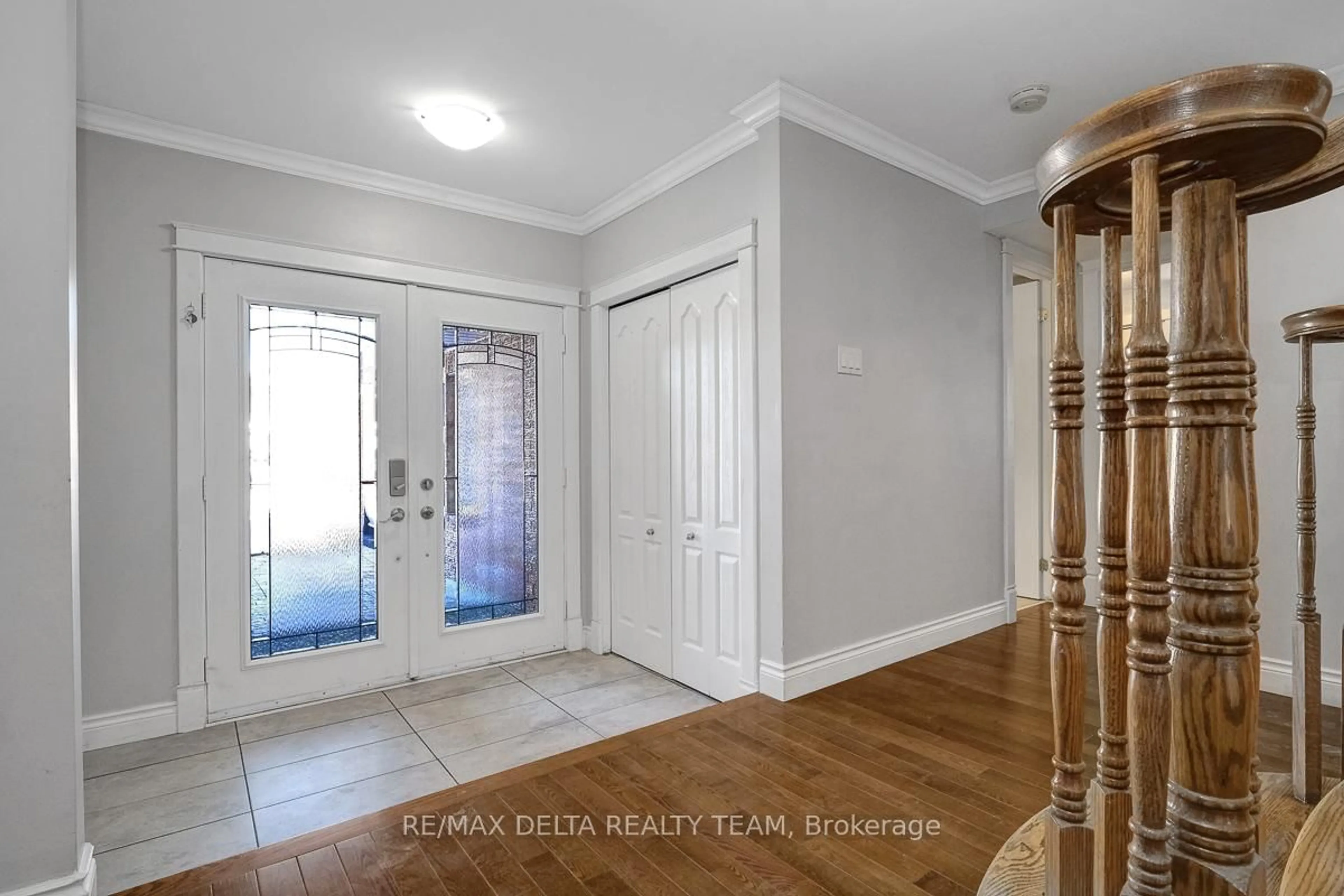 Indoor entryway for 1662 Hunters Run Dr, Orleans Ontario K1C 2H3