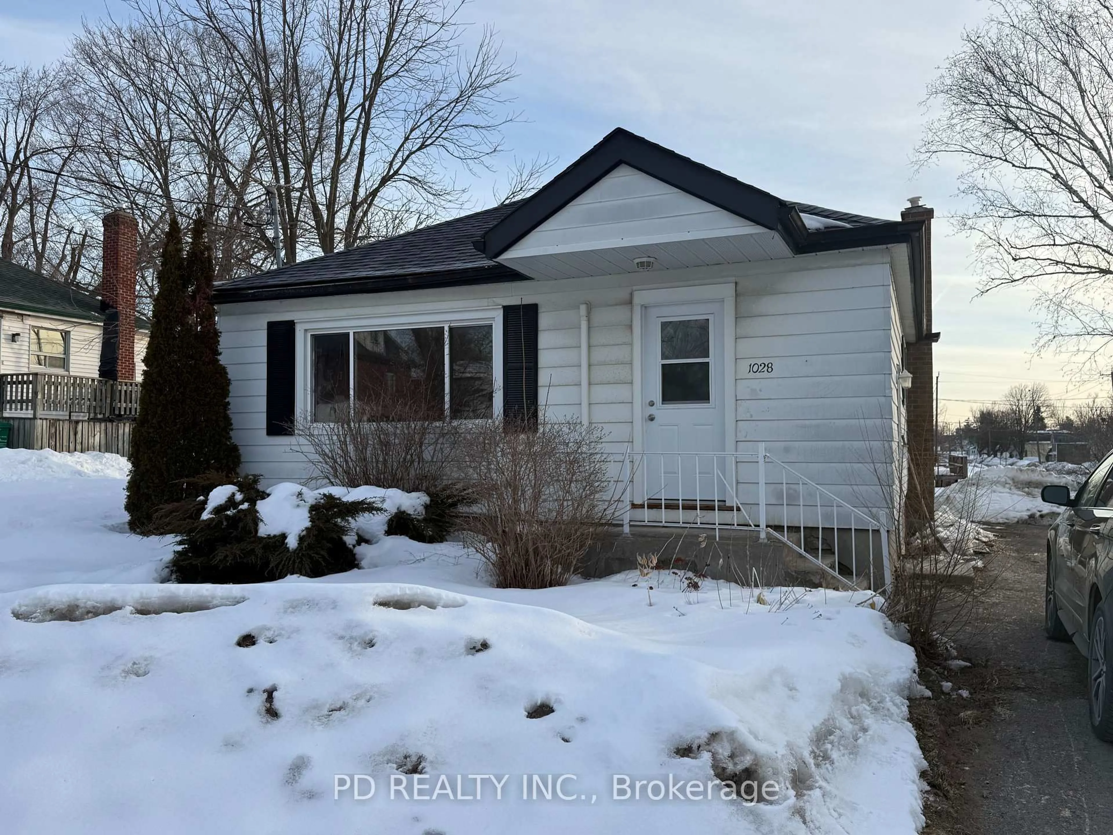 Unknown for 1028 Western Ave, Peterborough Ontario K9J 5W4