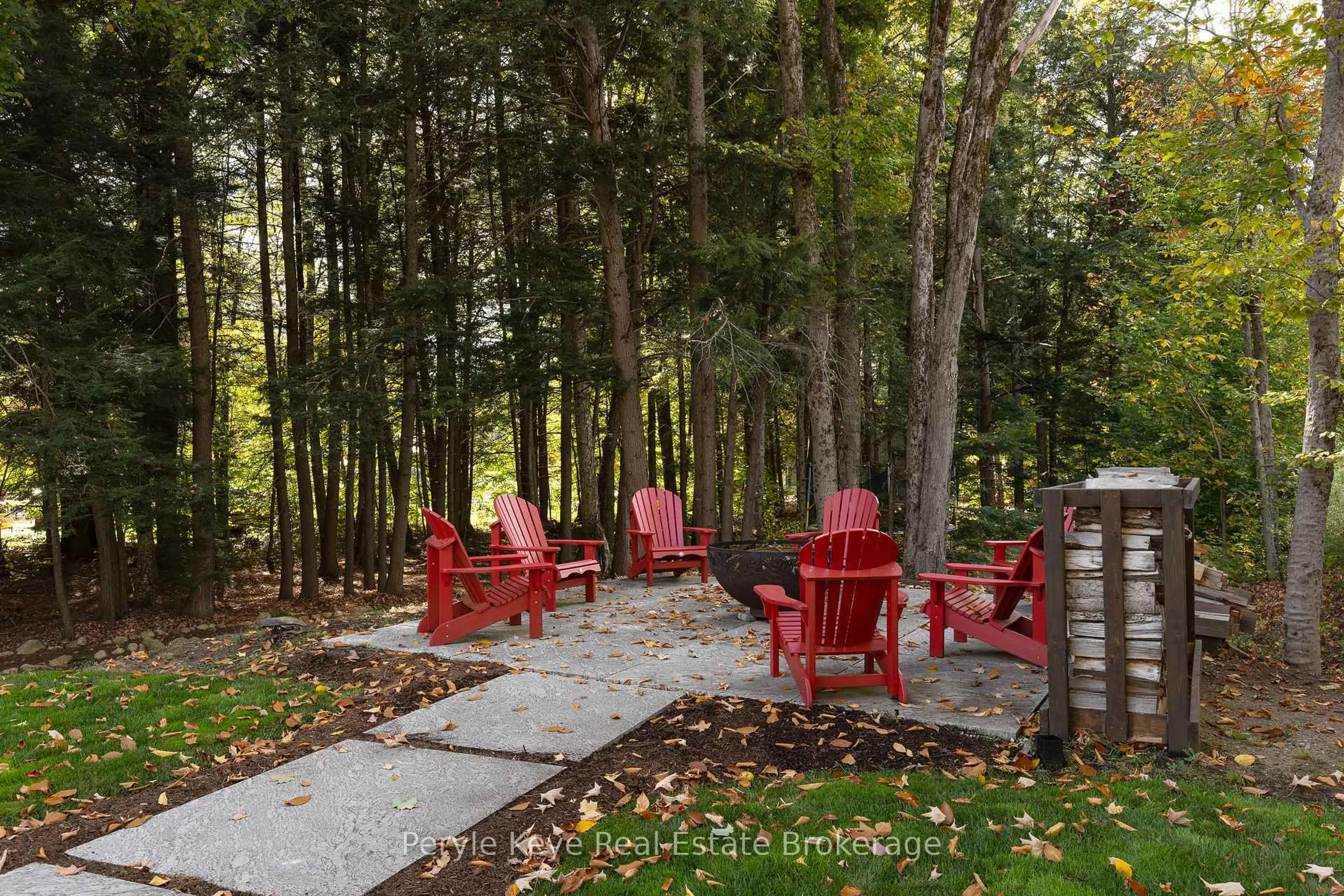 Patio, forest/trees view for 1100 Xavier St, Gravenhurst Ontario P0E 1G0