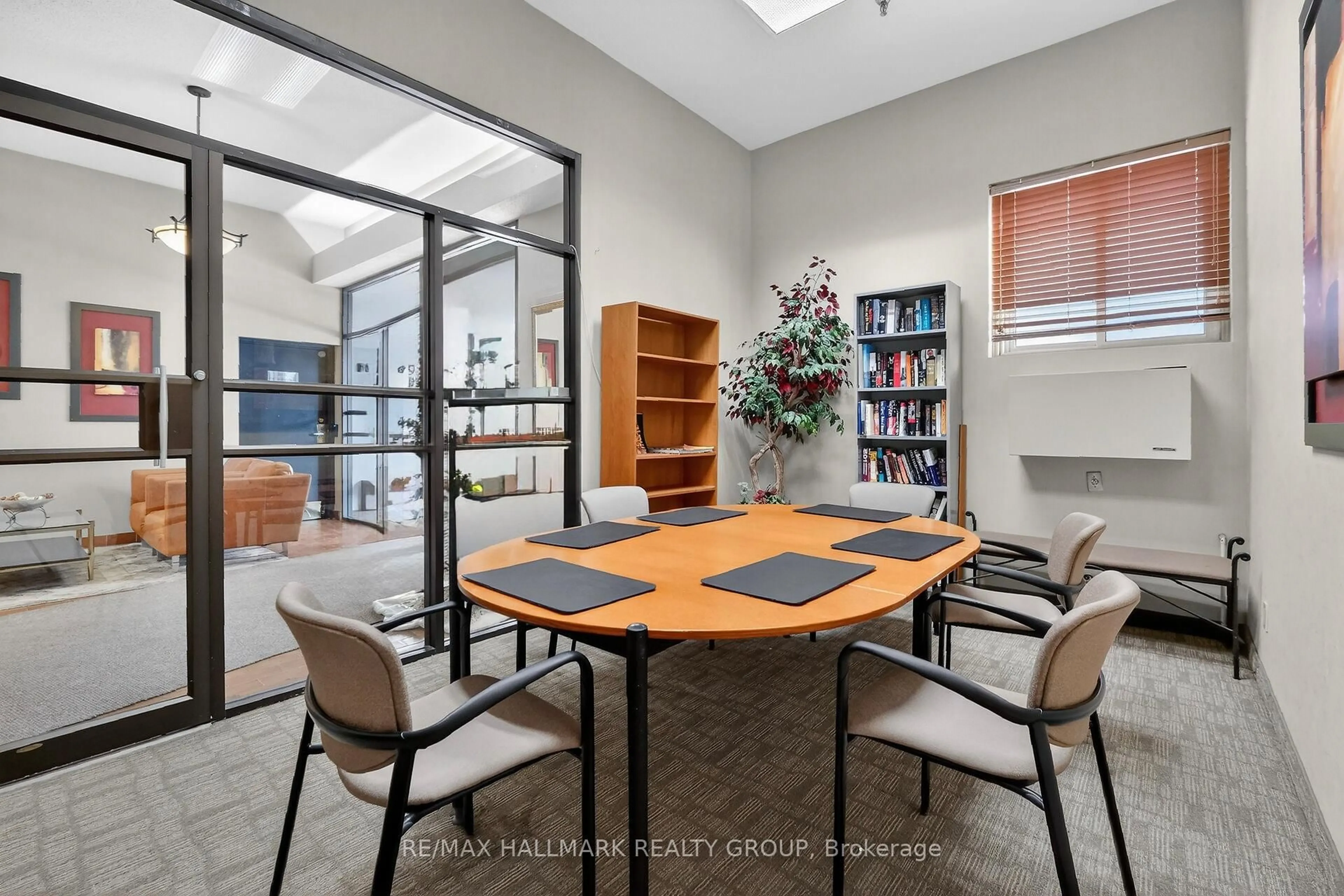 A pic of a room for 141 Somerset St #705, Ottawa Ontario K2P 2H1