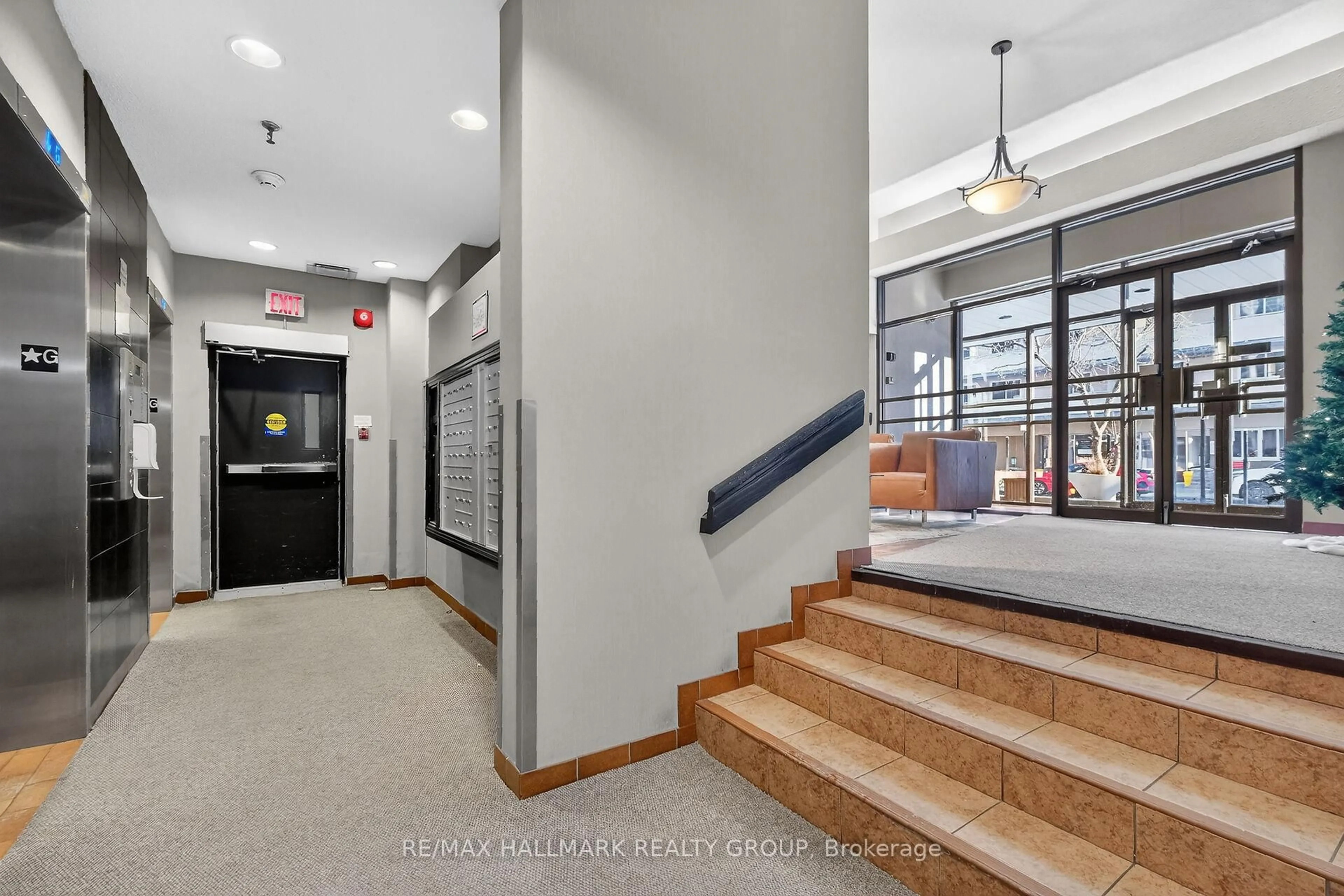 Indoor foyer for 141 Somerset St #705, Ottawa Ontario K2P 2H1