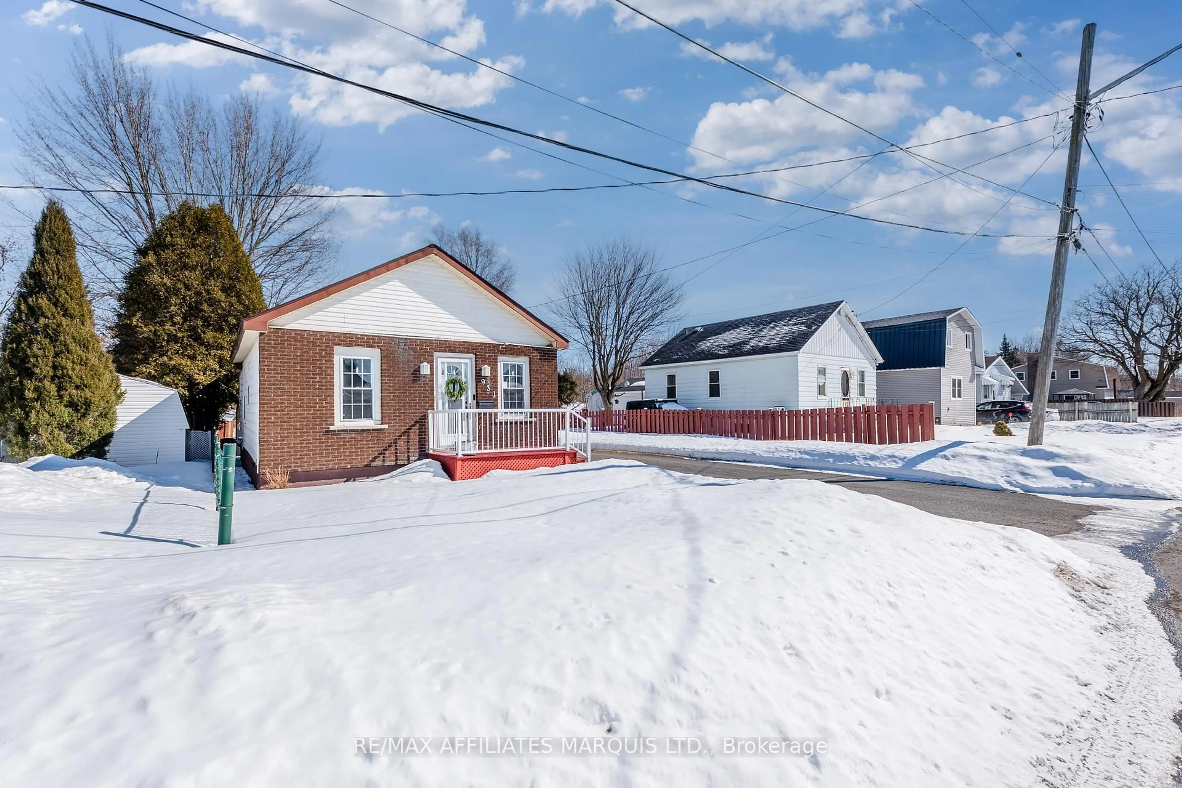 A pic from outside/outdoor area/front of a property/back of a property/a pic from drone, street for 931 Adolphus St, Cornwall Ontario K6H 3T8