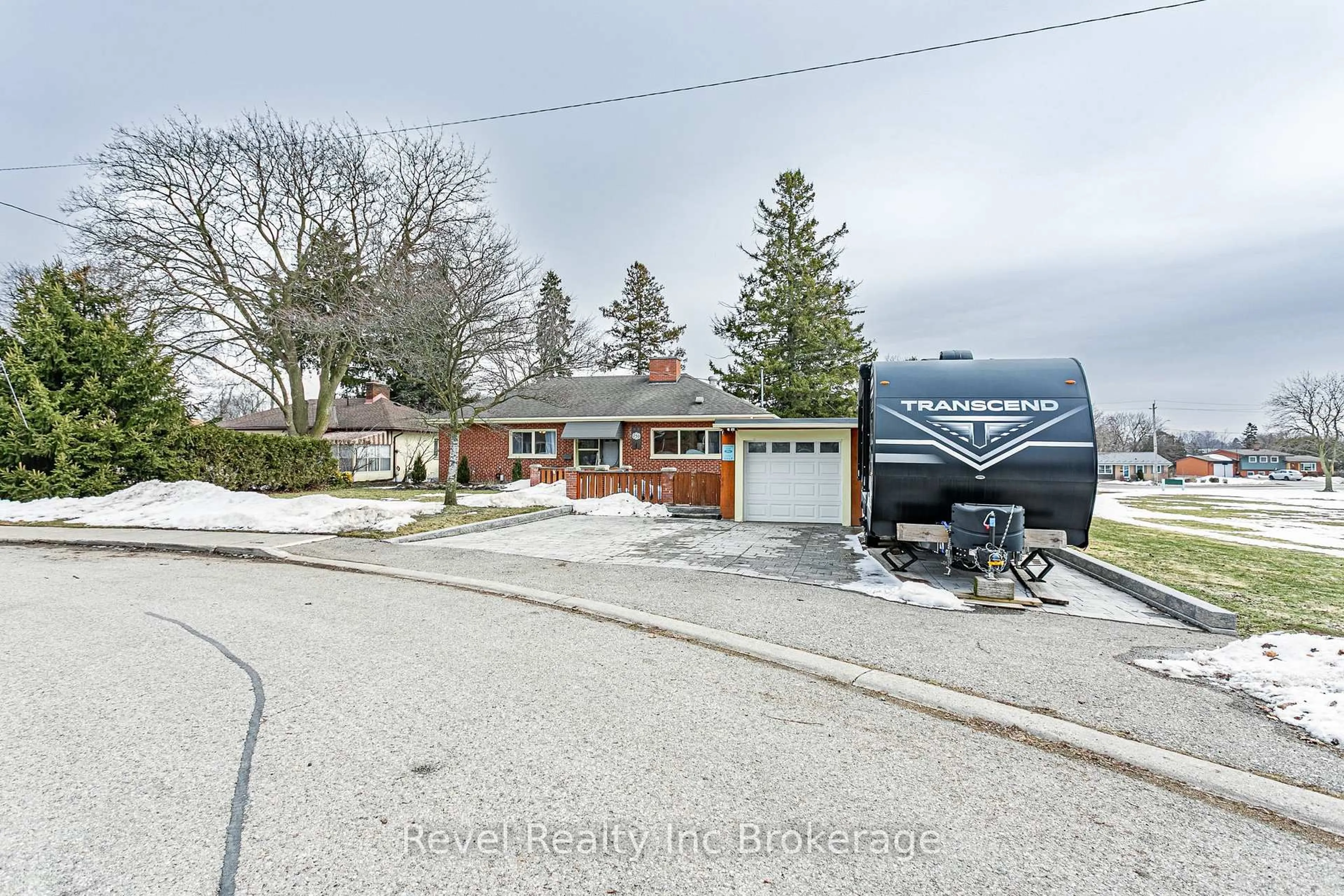 A pic from outside/outdoor area/front of a property/back of a property/a pic from drone, street for 750 Alexander St, Woodstock Ontario N4S 5B9