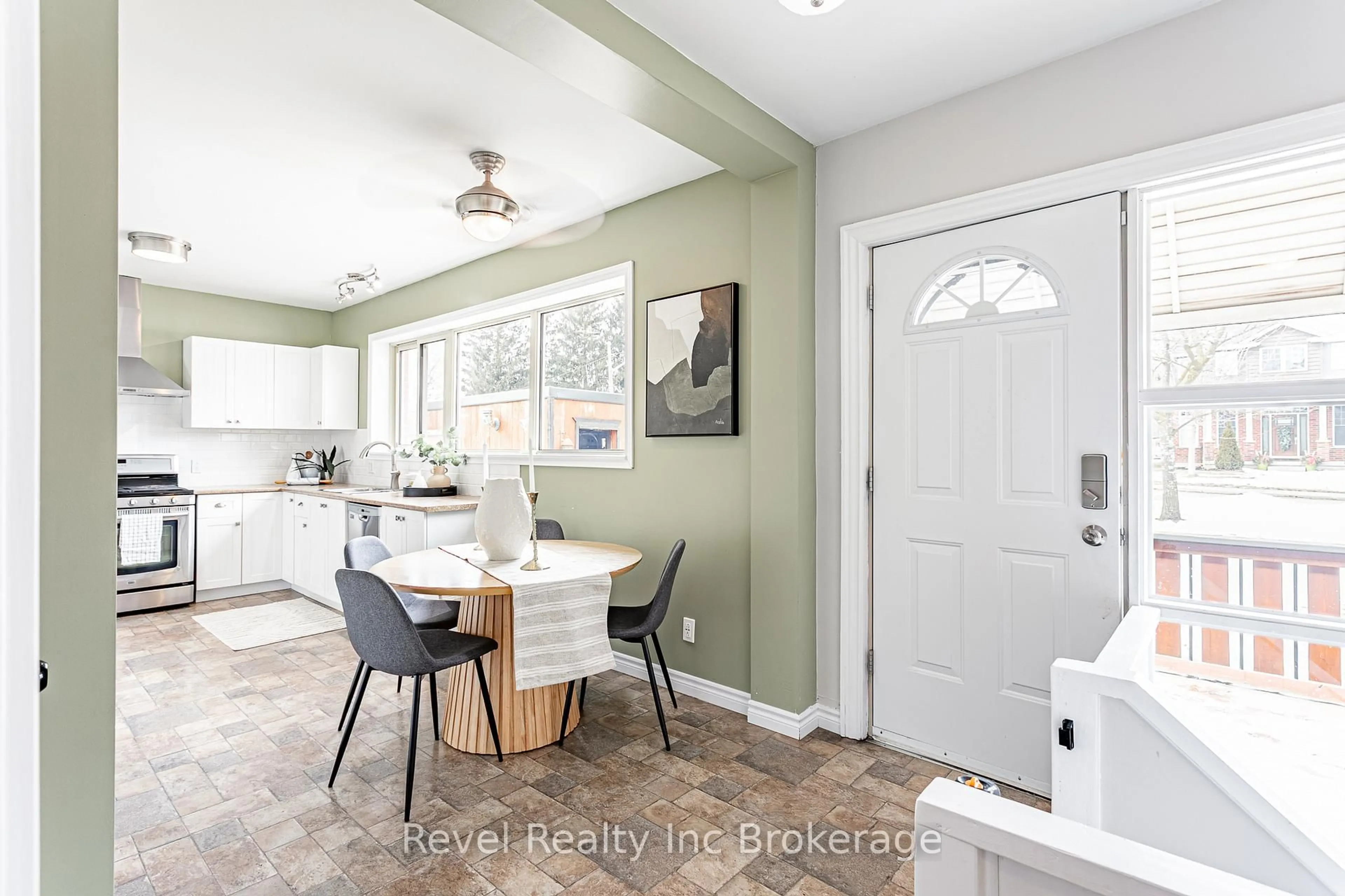 Open concept kitchen, ceramic/tile floor for 750 Alexander St, Woodstock Ontario N4S 5B9