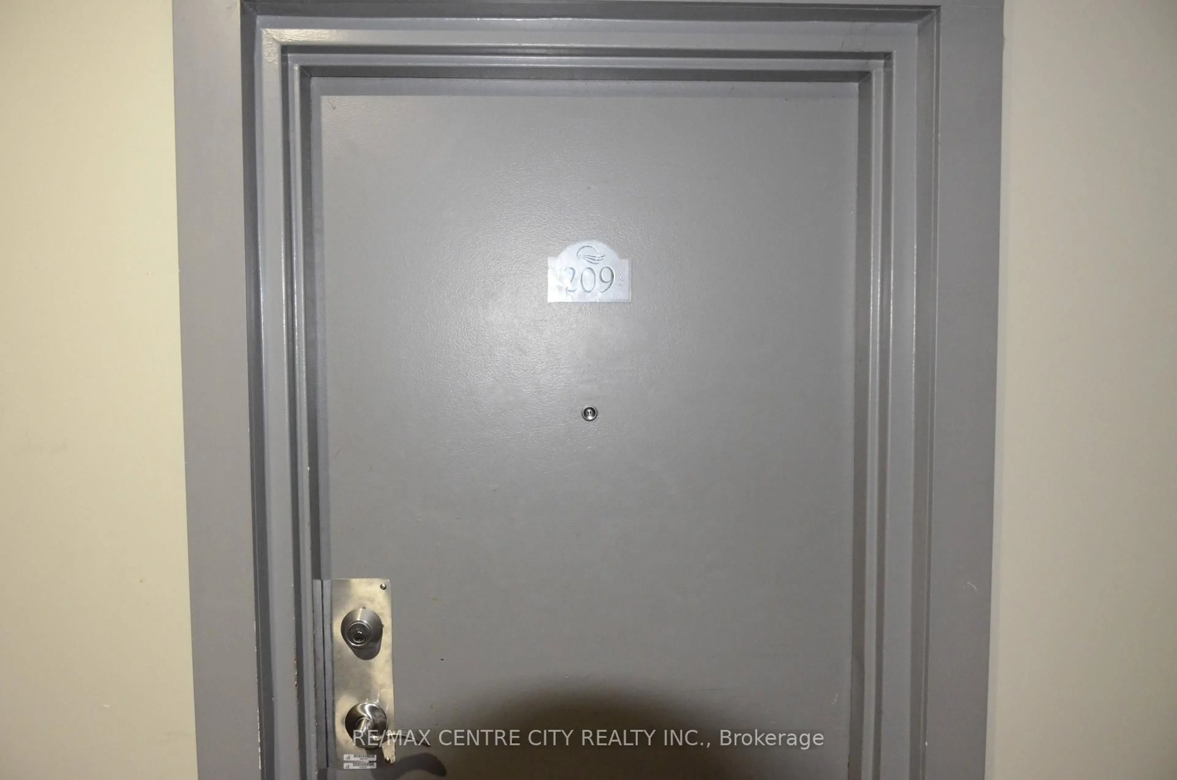 Indoor entryway for 583 Mornington Ave #209, London East Ontario N5Y 3E9