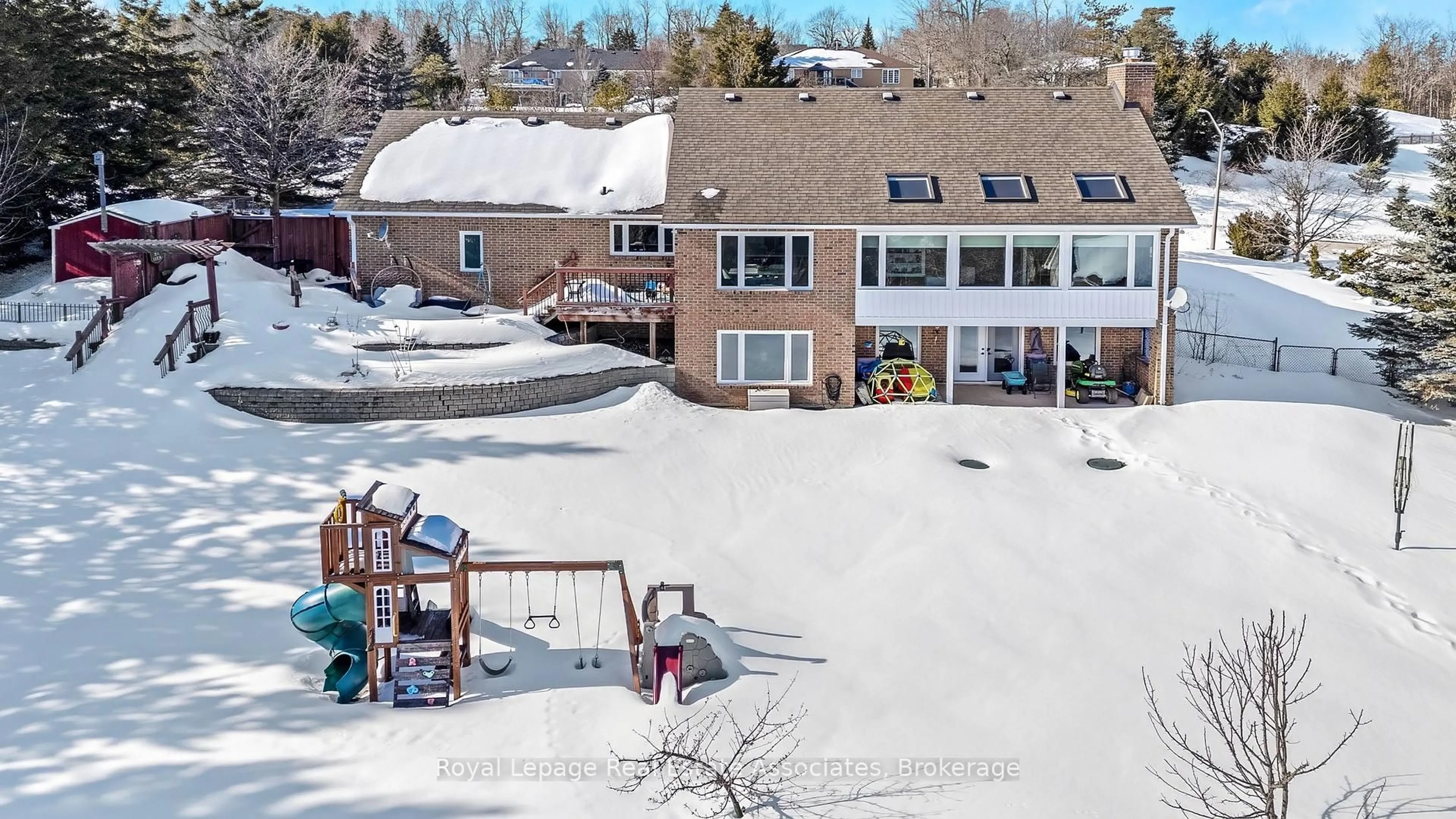 A pic from outside/outdoor area/front of a property/back of a property/a pic from drone, mountain view for 10 Kildare Dr, Erin Ontario N0B 1T0