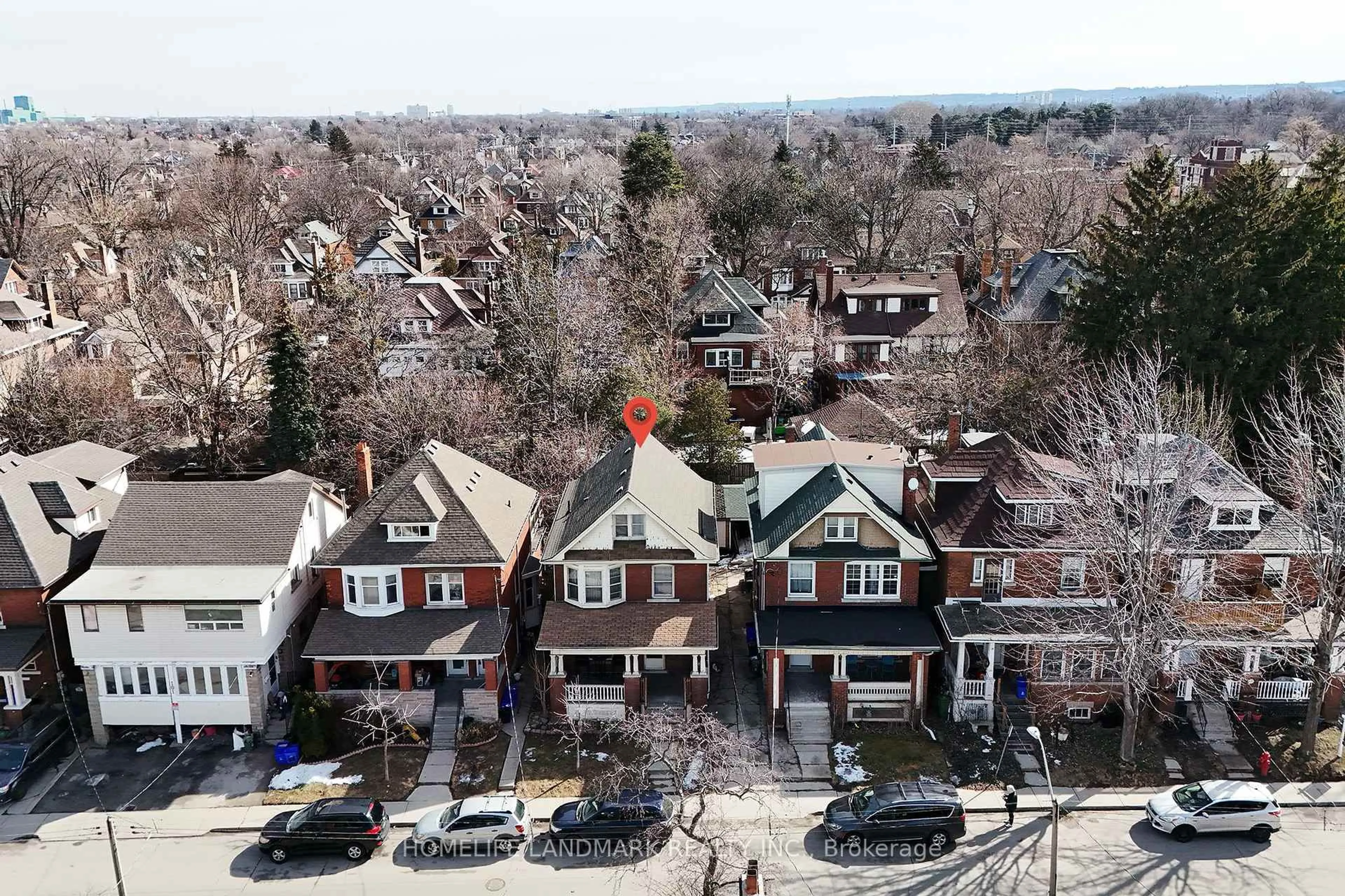 A pic from outside/outdoor area/front of a property/back of a property/a pic from drone, unknown for 107 Spadina Ave, Hamilton Ontario L8M 2X4