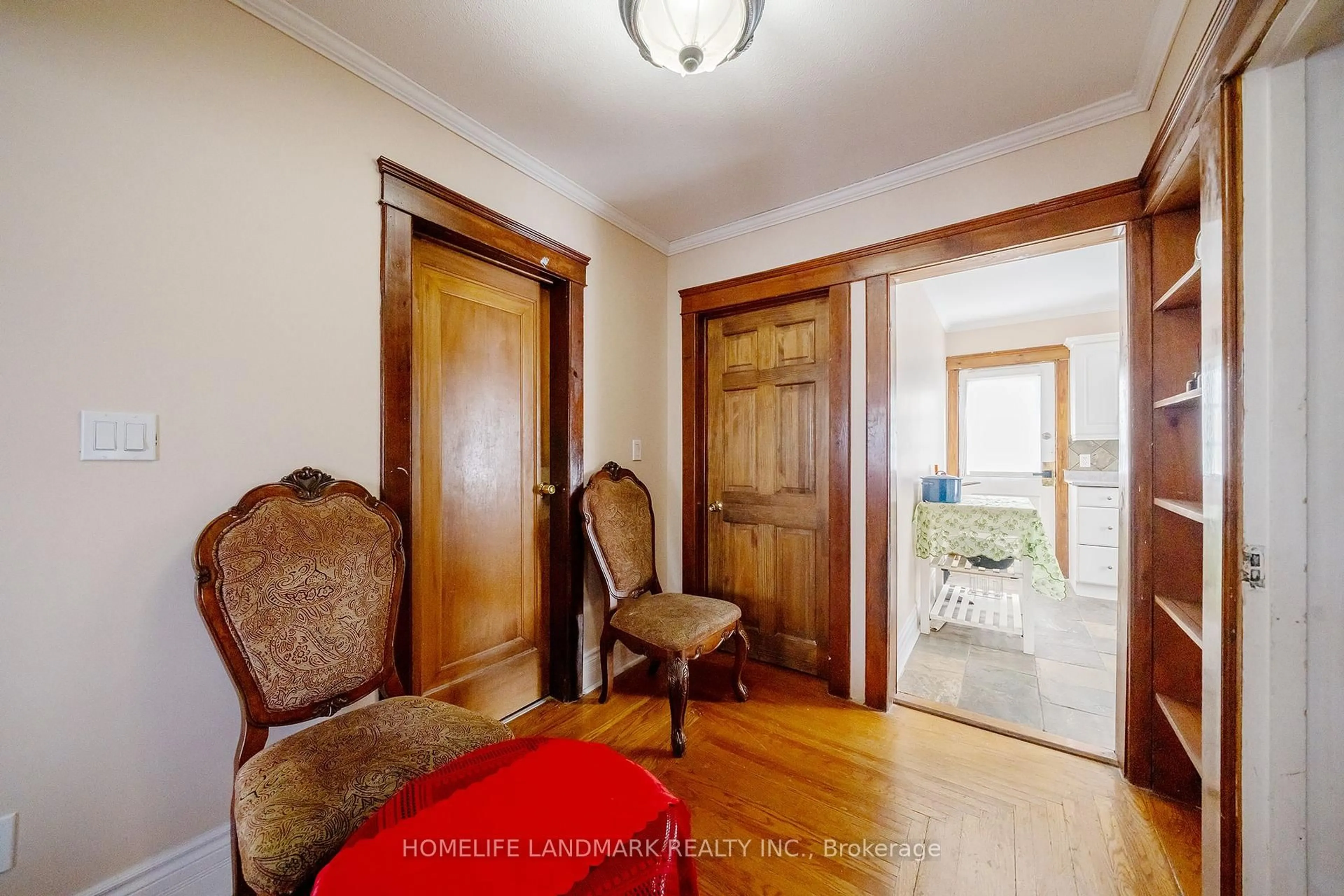 Indoor foyer for 107 Spadina Ave, Hamilton Ontario L8M 2X4