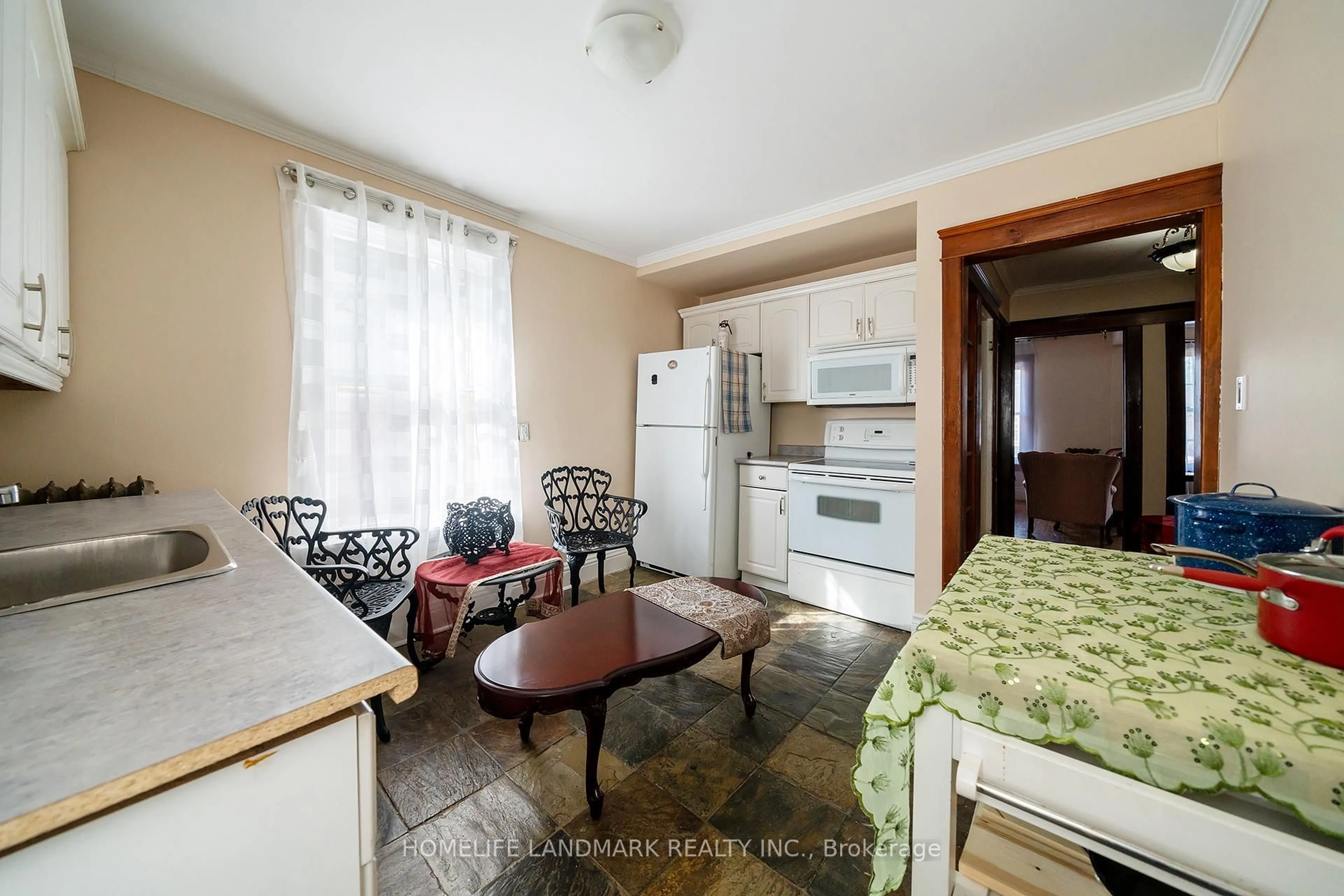 Standard kitchen, unknown for 107 Spadina Ave, Hamilton Ontario L8M 2X4