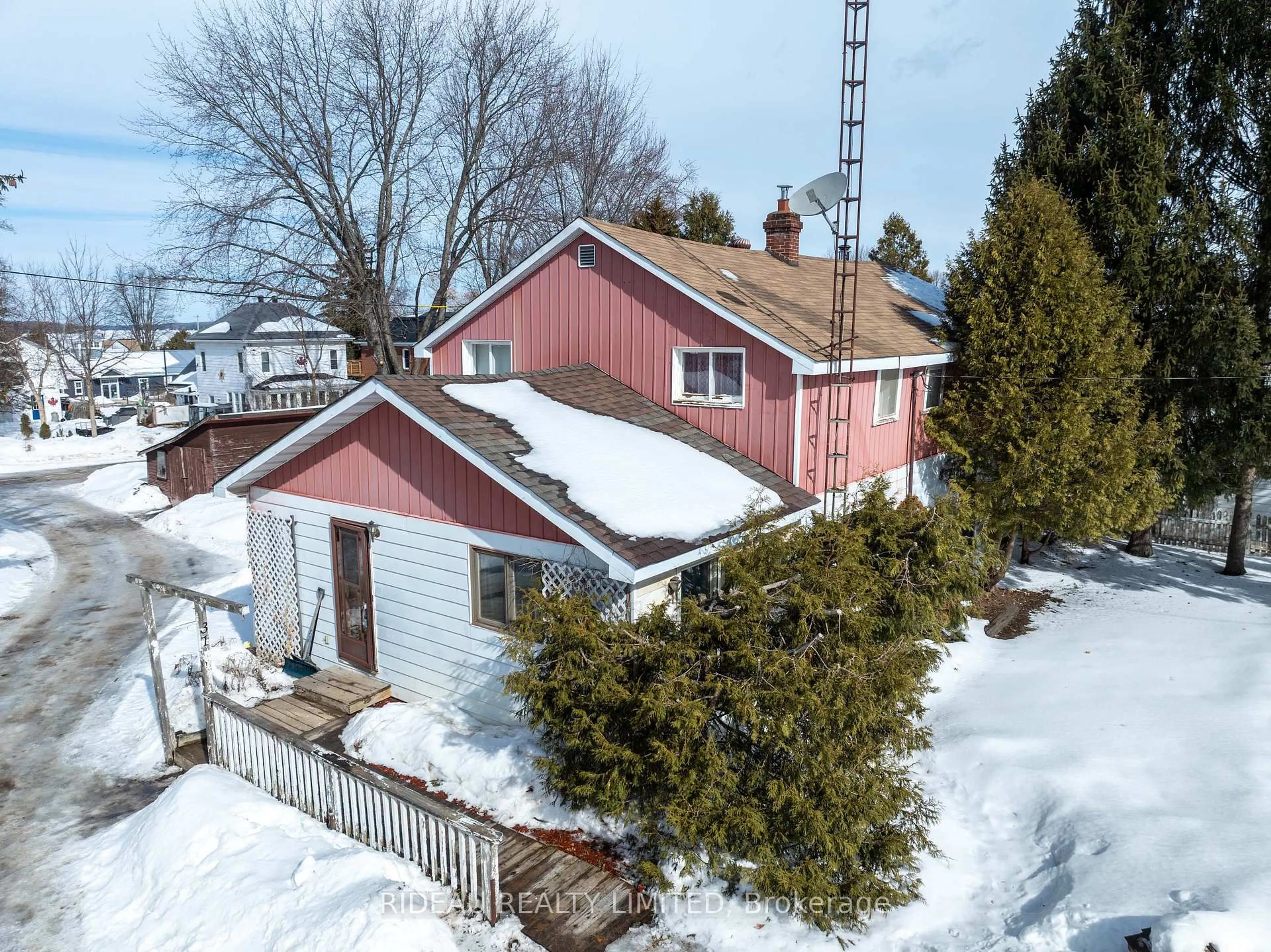 A pic from outside/outdoor area/front of a property/back of a property/a pic from drone, street for 31 Colborne St, Rideau Lakes Ontario K0G 1V0