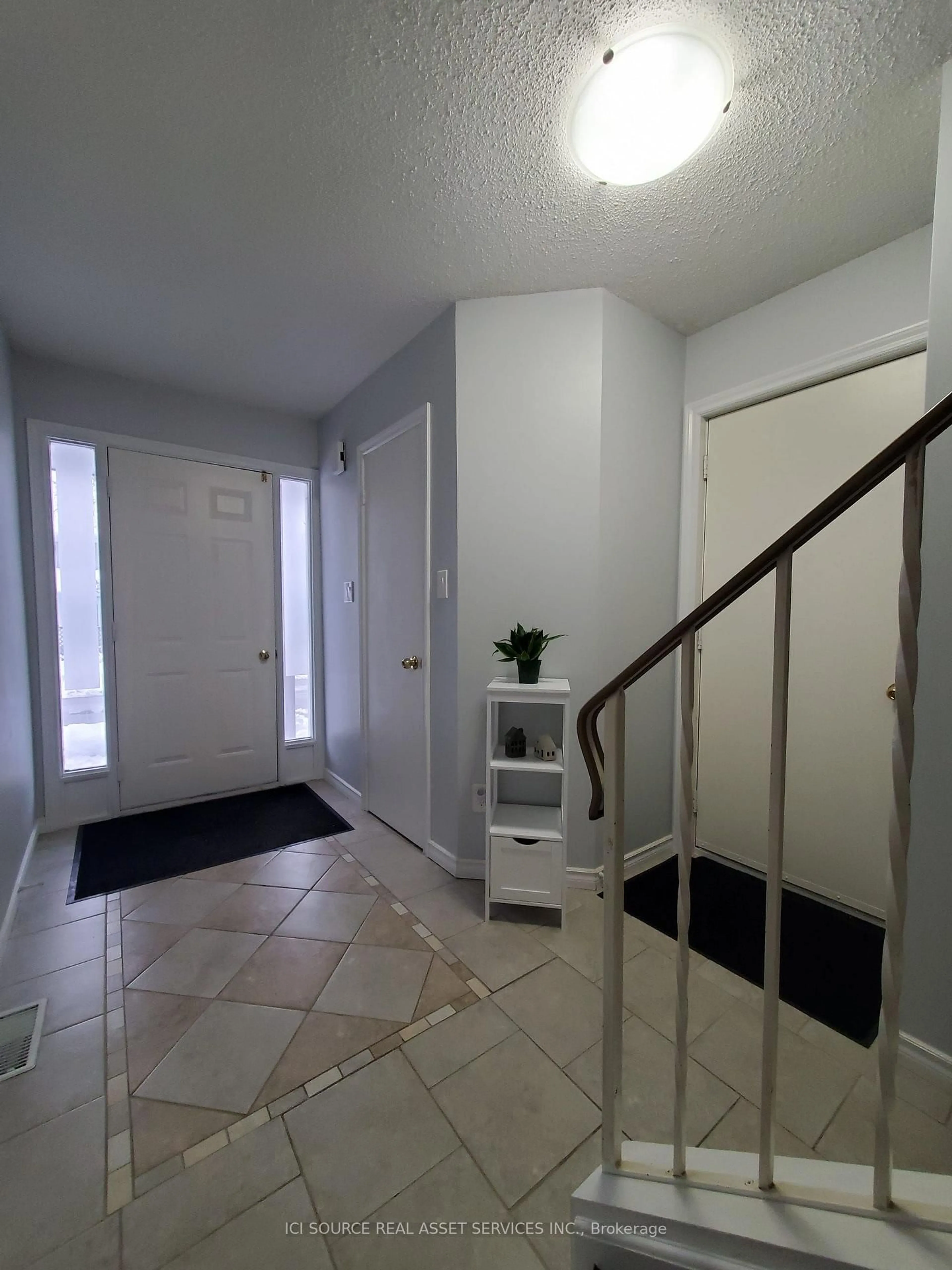 Indoor entryway for 210 Highland Cres #19, Kitchener Ontario N2M 5H7