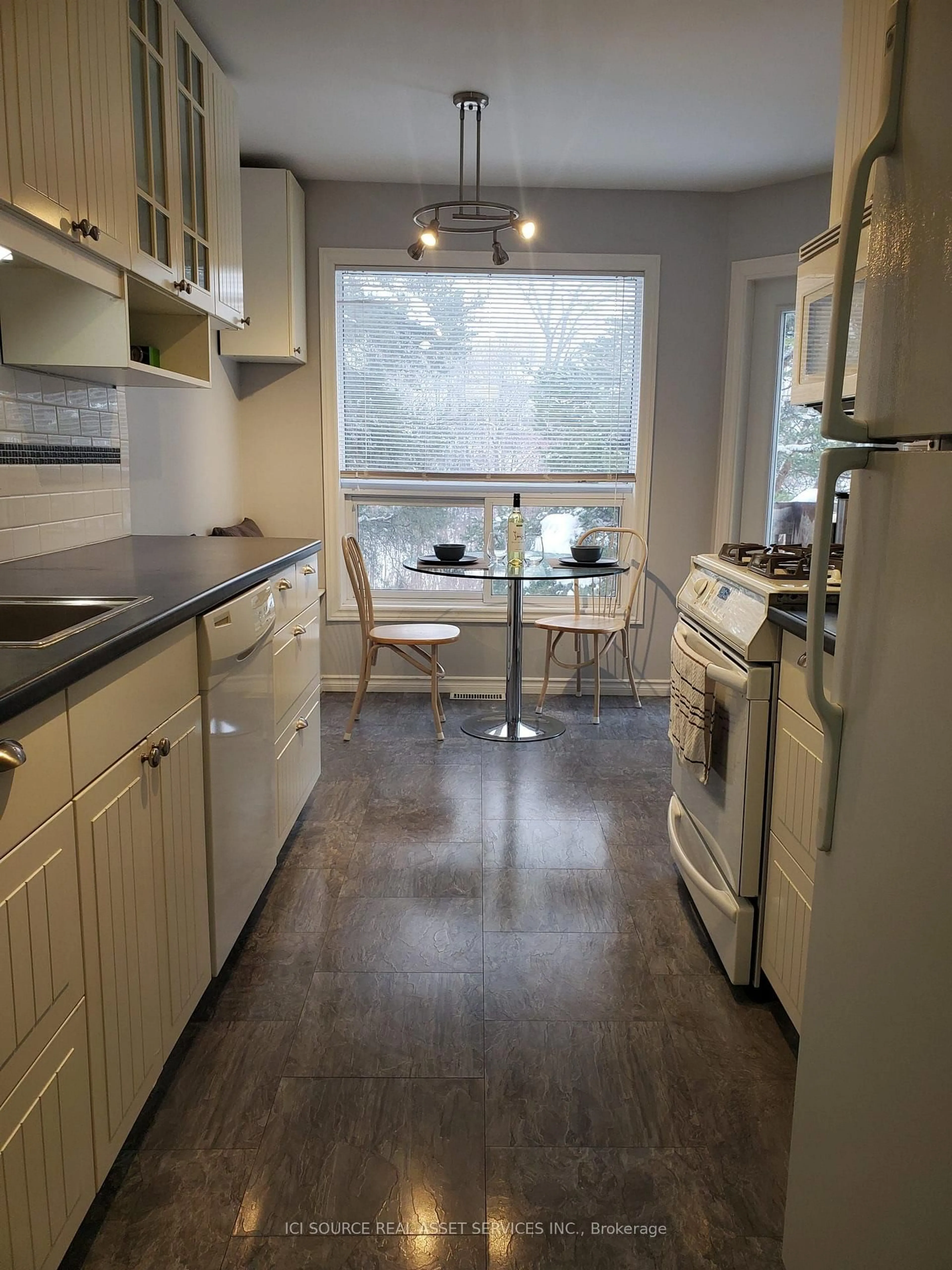 Standard kitchen, wood/laminate floor for 210 Highland Cres #19, Kitchener Ontario N2M 5H7