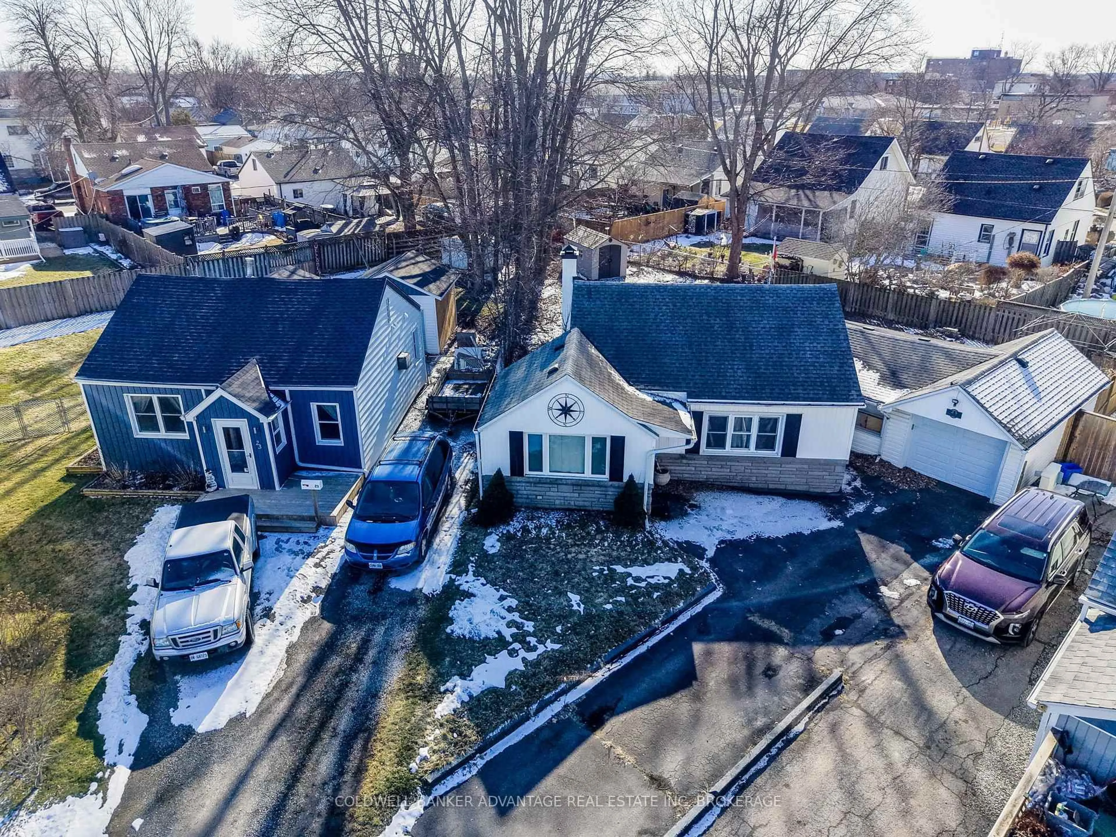 A pic from outside/outdoor area/front of a property/back of a property/a pic from drone, street for 25 Dunkirk Crt, Welland Ontario L3B 4W1