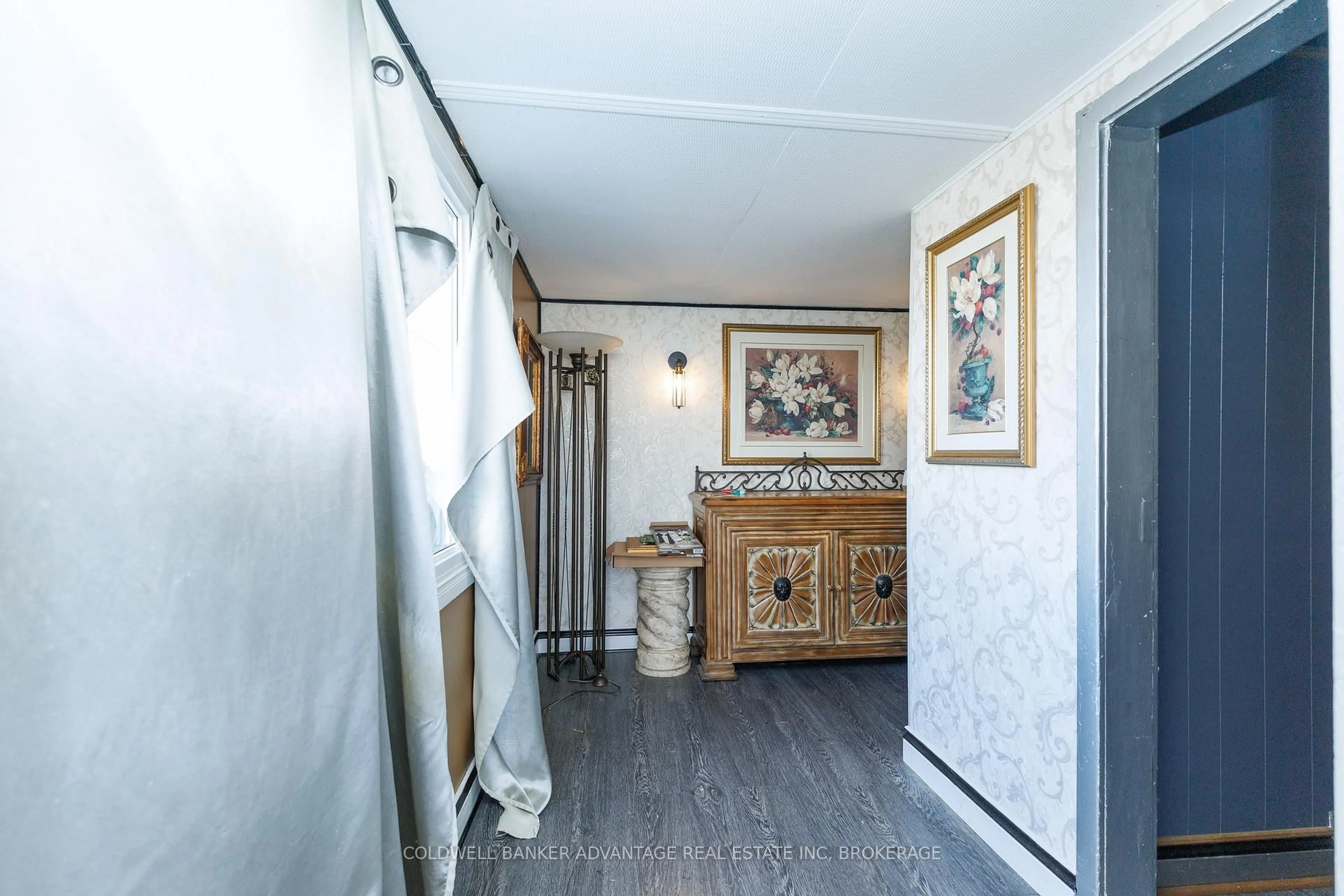 Indoor foyer for 25 Dunkirk Crt, Welland Ontario L3B 4W1