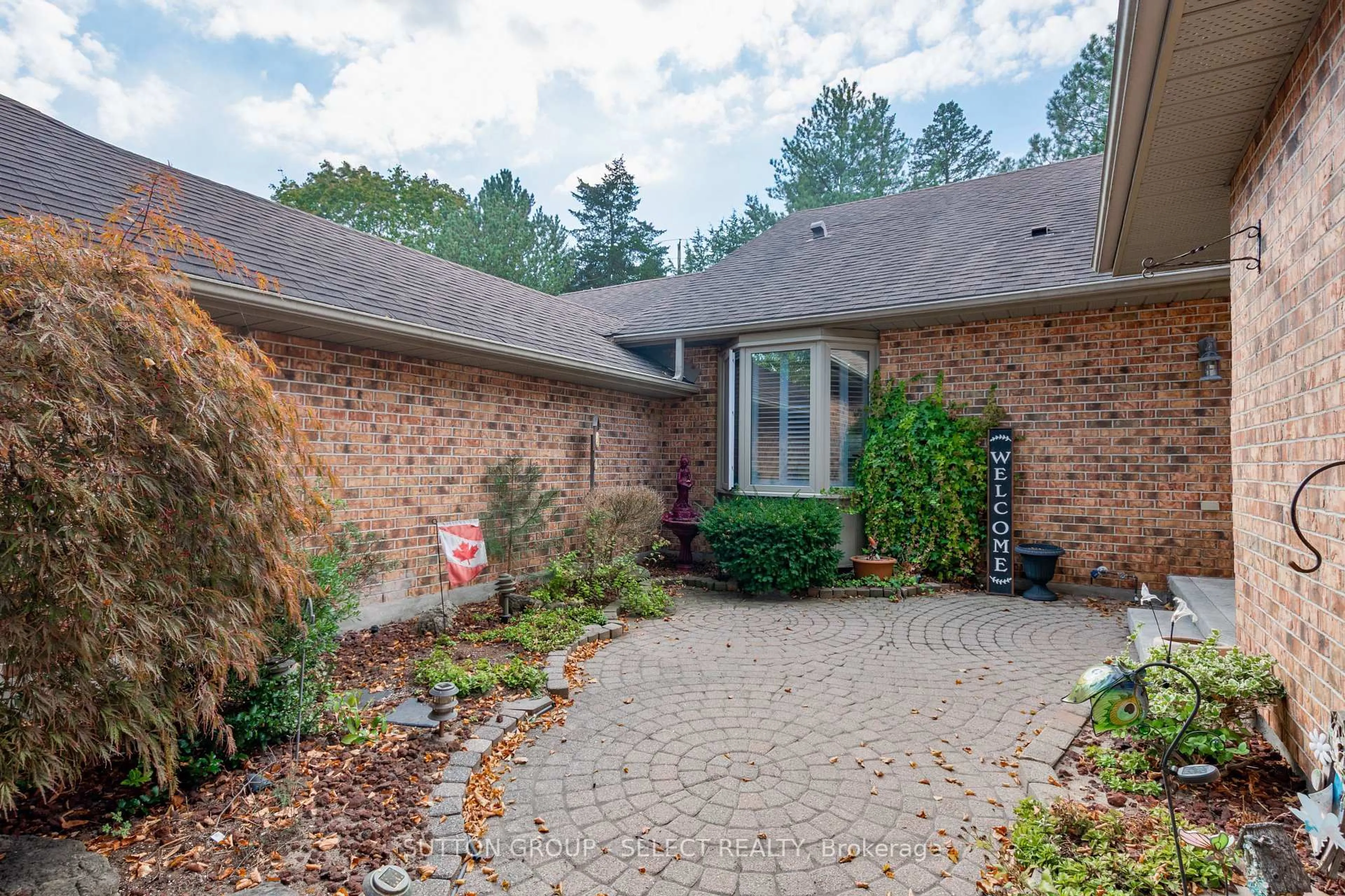 Home with brick exterior material, unknown for 1443 Commissioners Rd #37, London South Ontario N6K 1E2