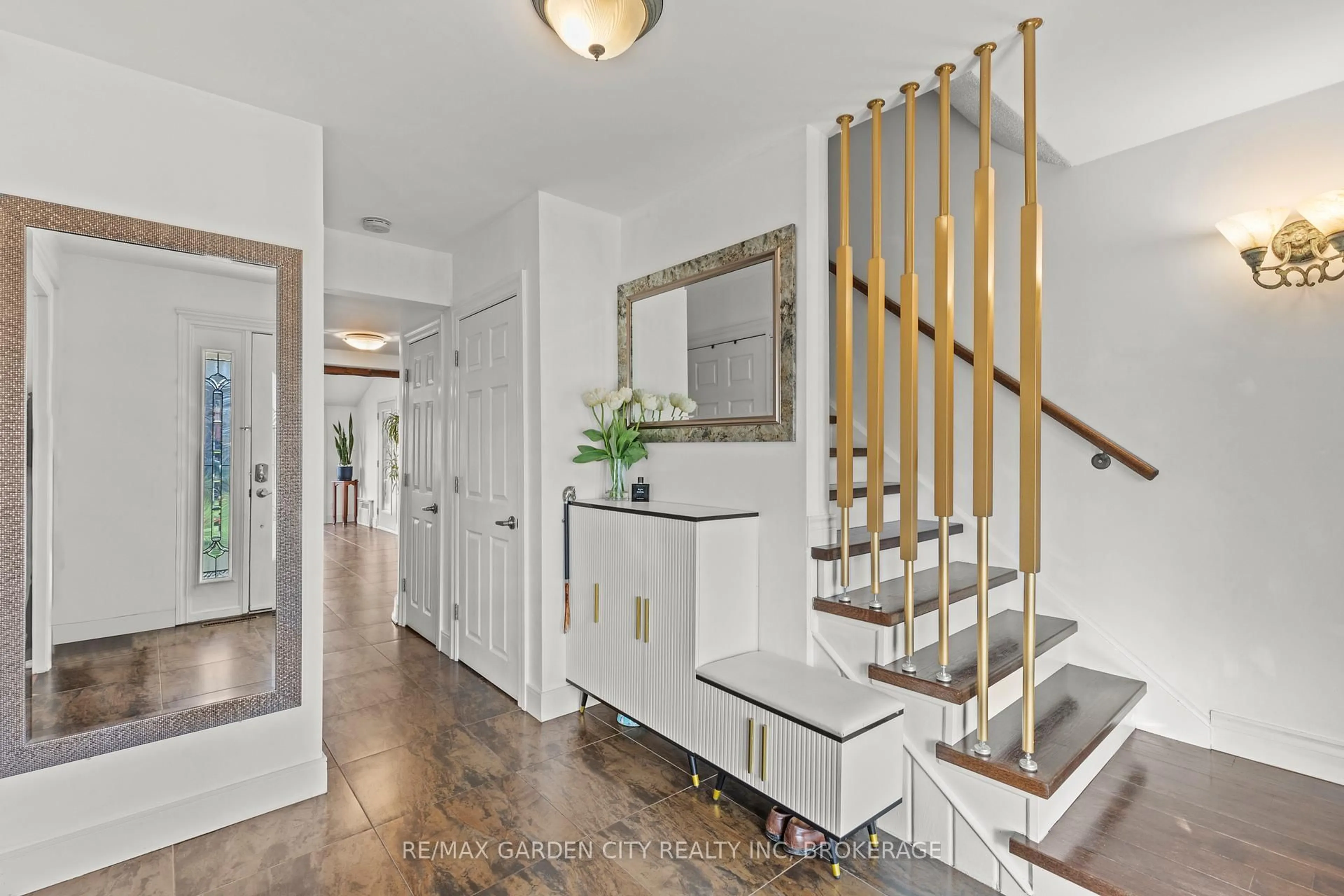 Indoor entryway for 46 Adelene Cres, St. Catharines Ontario L2T 3C8