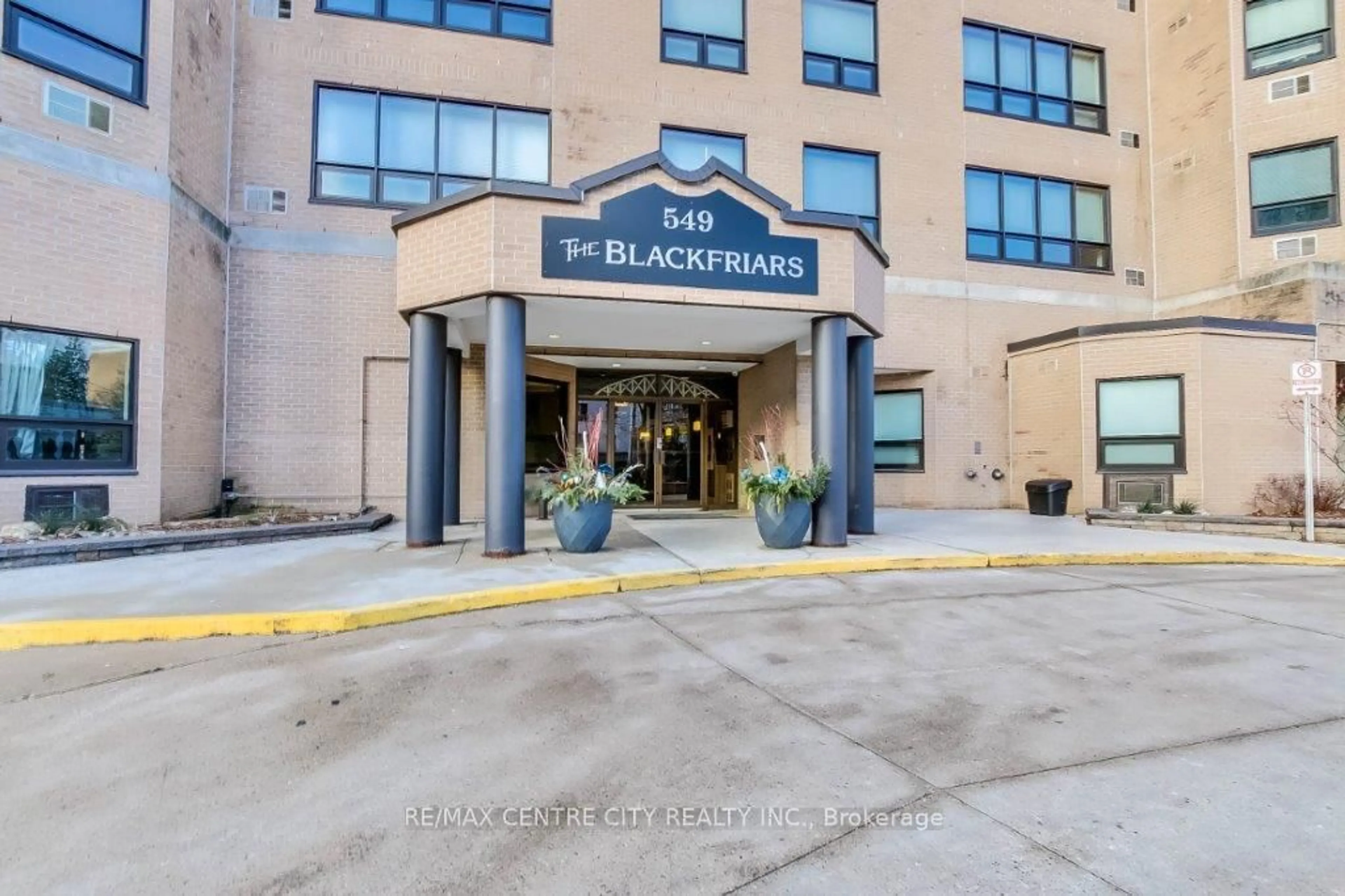 Indoor foyer for 549 RIDOUT St #203, London East Ontario N6A 5N5