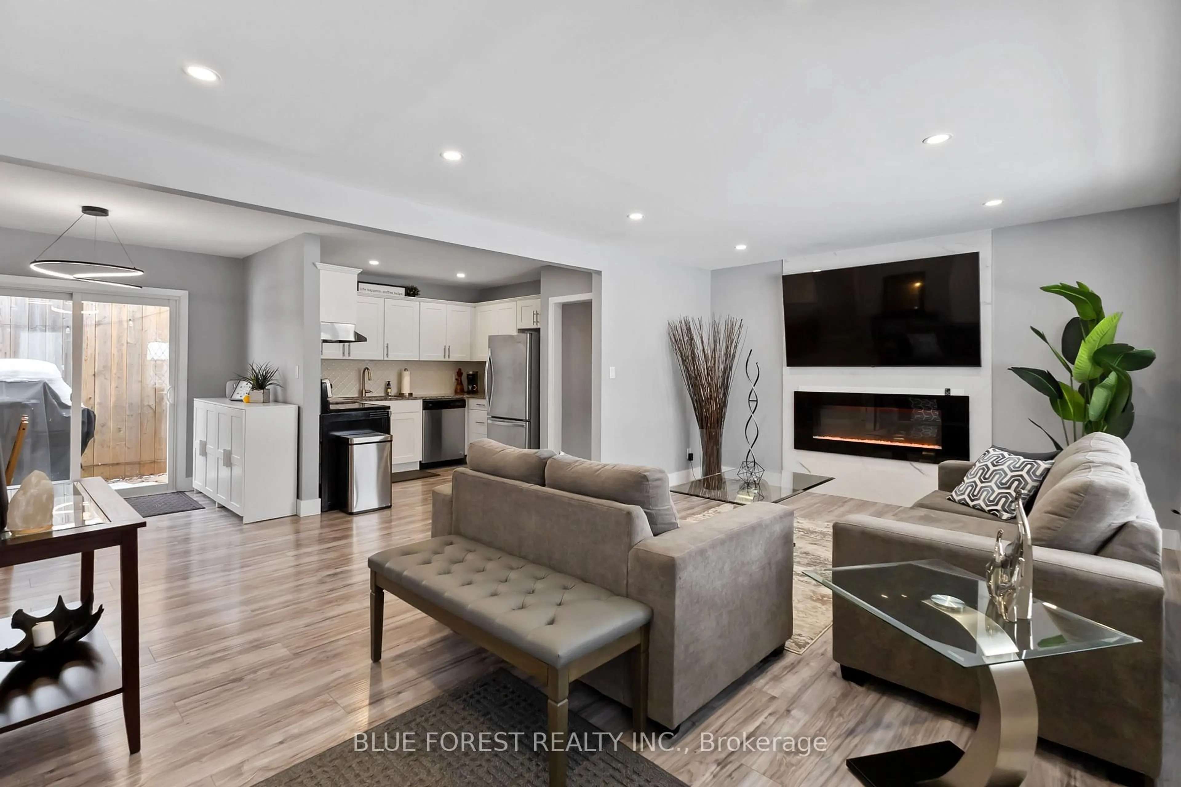 Living room with furniture, unknown for 43 Southwood Cres, London South Ontario N6J 1S8