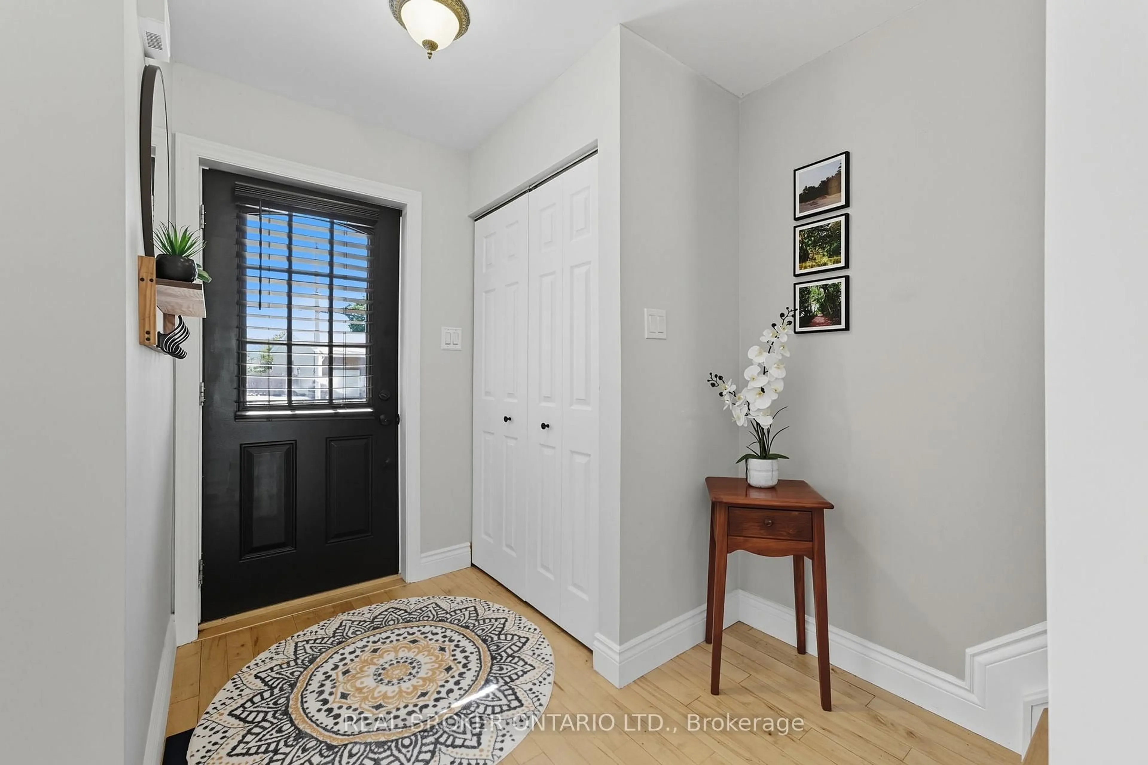 Indoor entryway for 91 Mississippi Rd, Carleton Place Ontario K7C 4E5