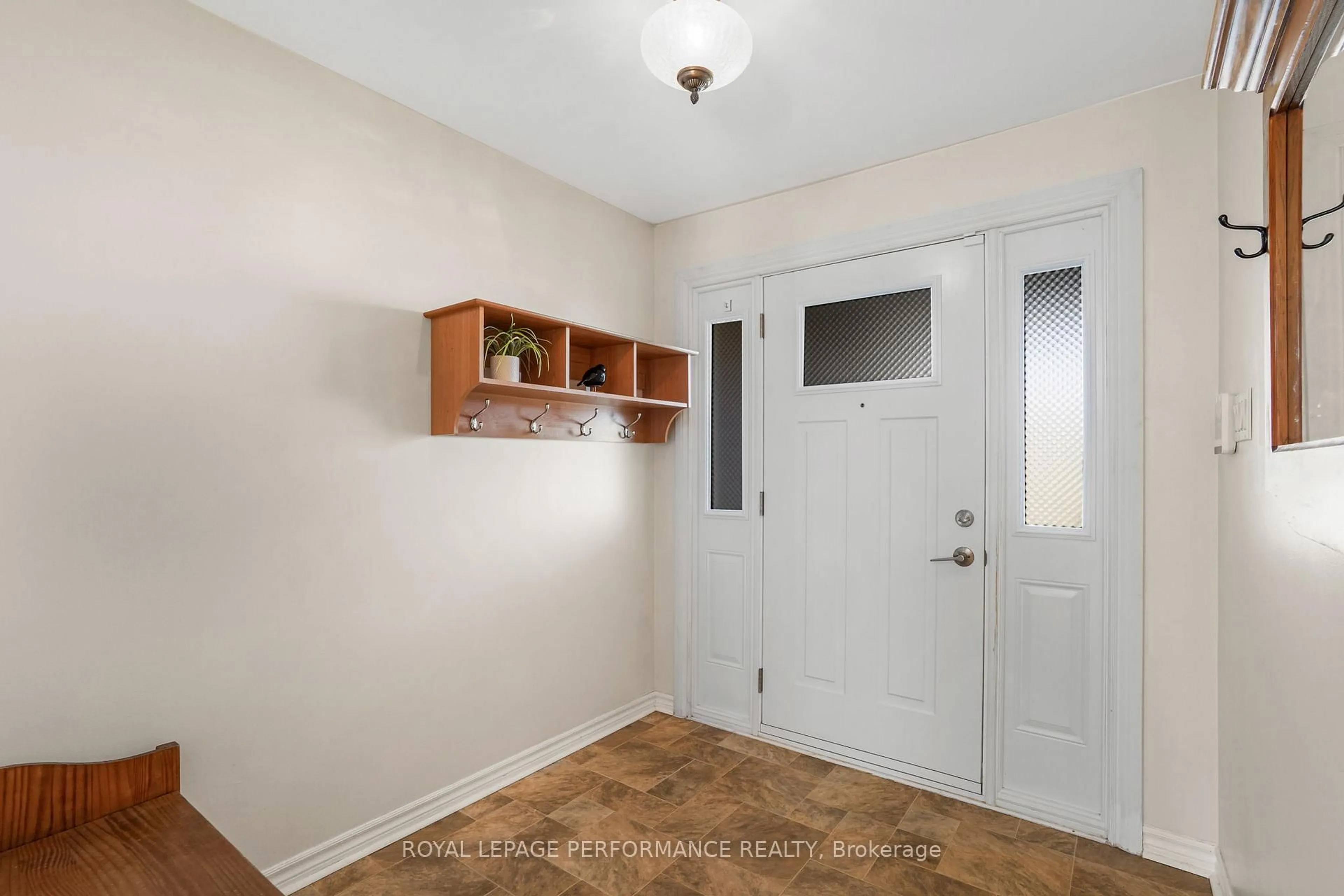 Indoor entryway for 40 Lori Lane, North Dundas Ontario K0C 2H0