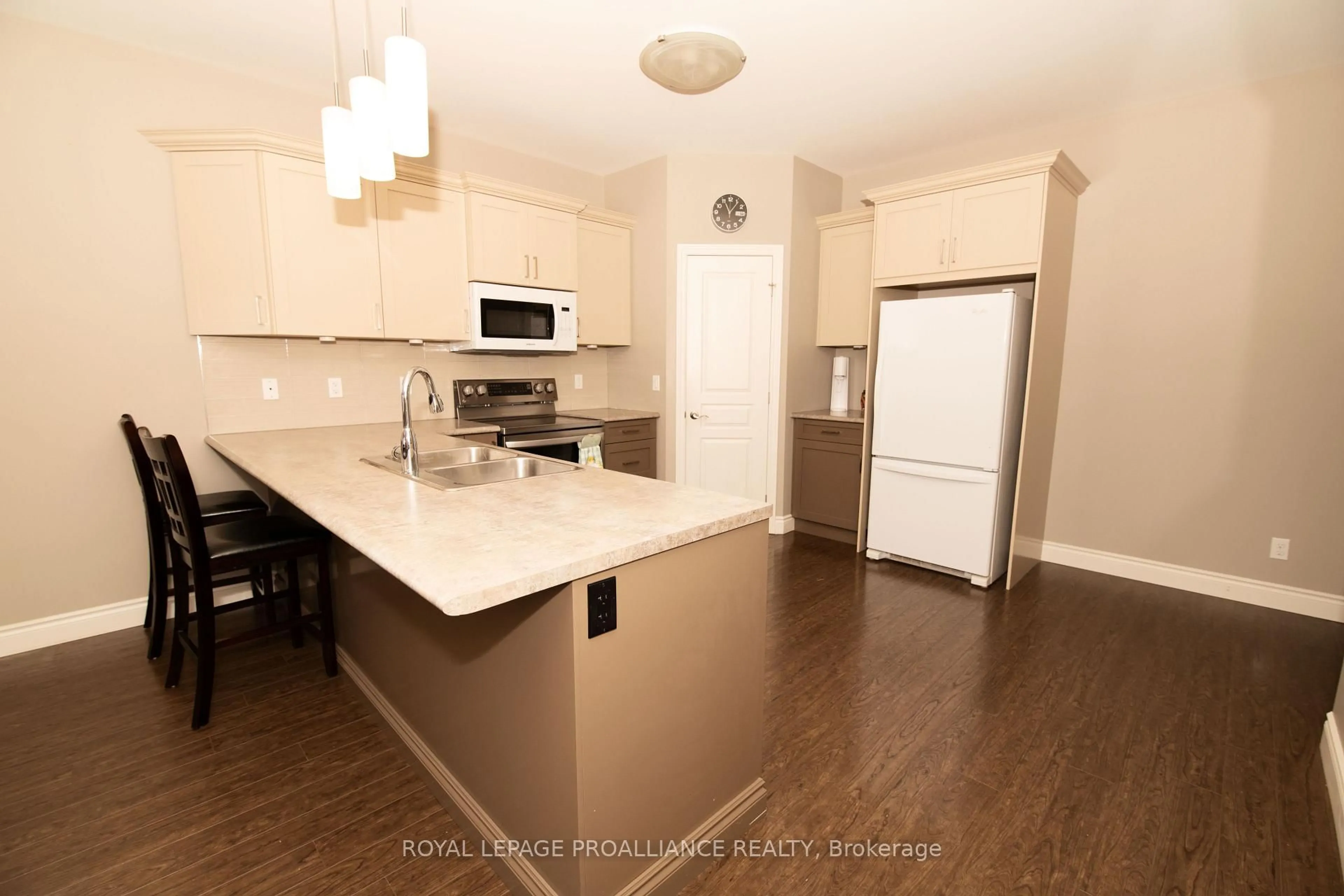 Open concept kitchen, wood/laminate floor for 22 Walnut Cres, Belleville Ontario K8N 0E4