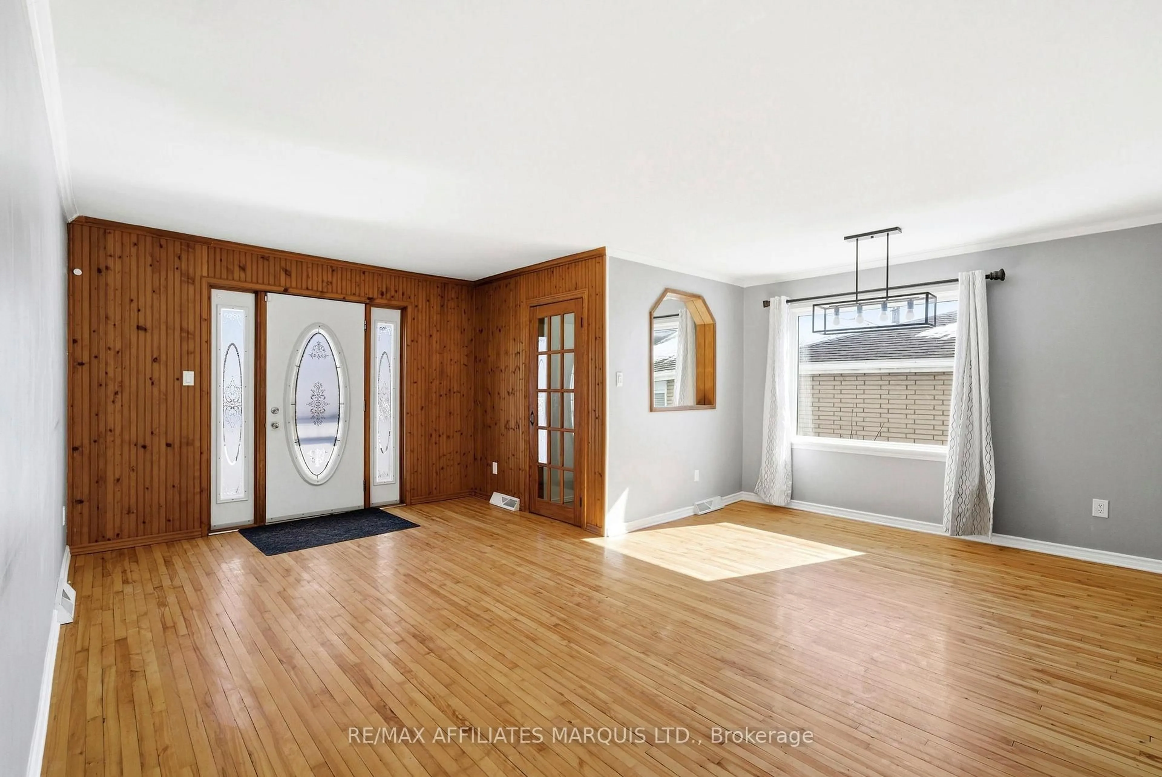 Indoor entryway for 25 Dunbar Ave, Cornwall Ontario K6H 5M6