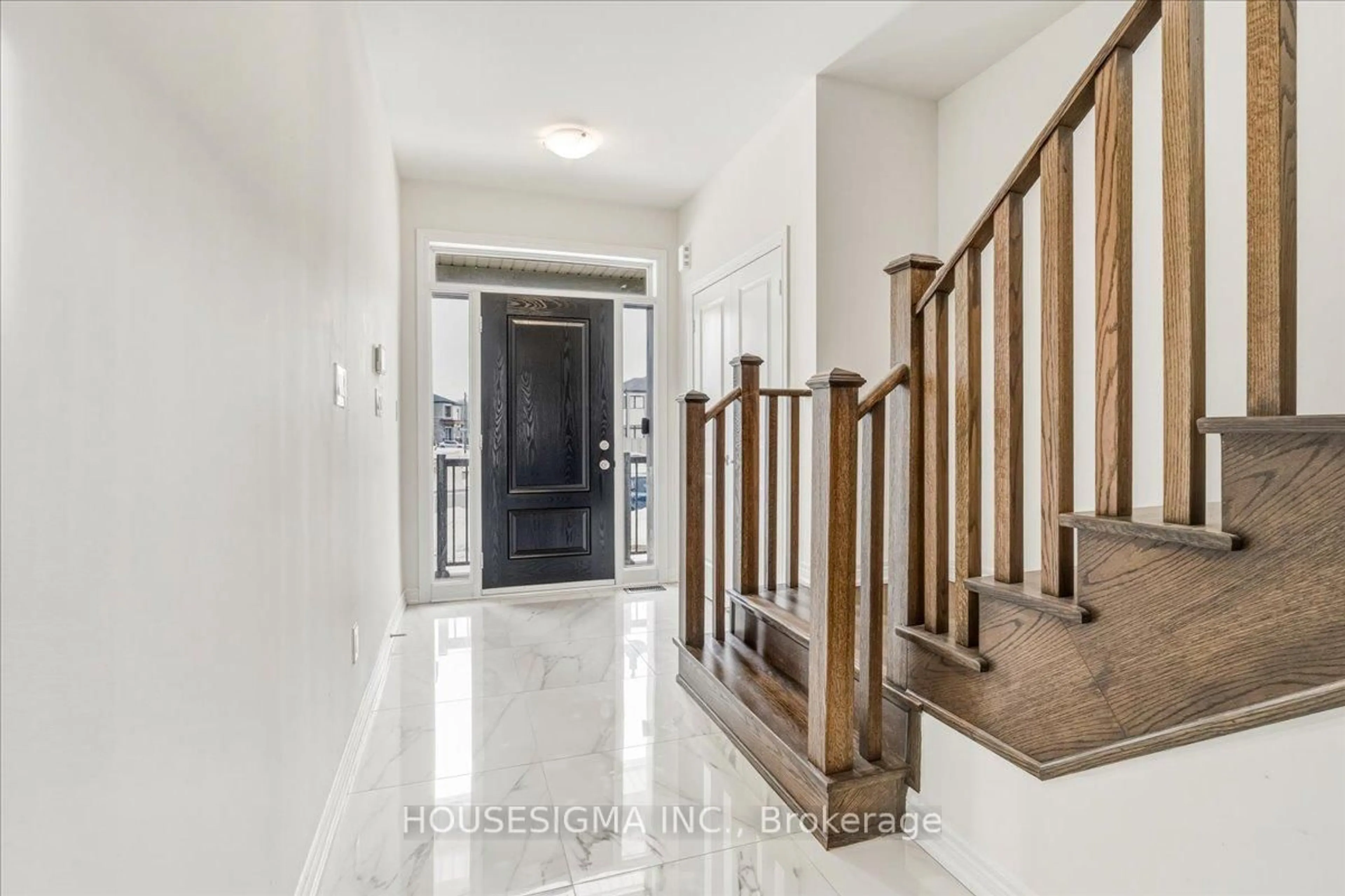 Indoor entryway for 303 Great Falls Blvd, Hamilton Ontario L8B 1Z5