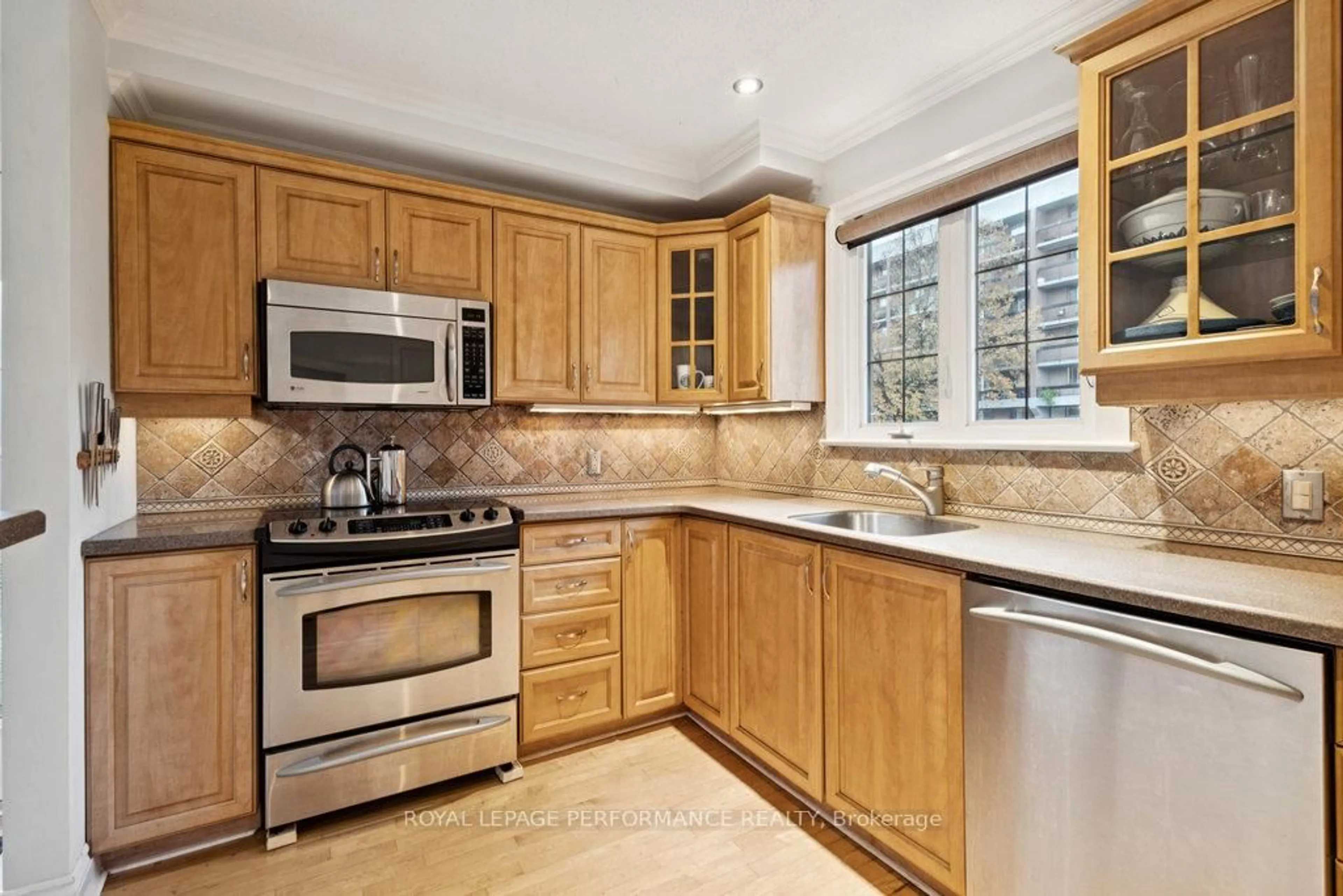 Standard kitchen, ceramic/tile floor for 1834 Russell Rd, Ottawa Ontario K1G 1L5