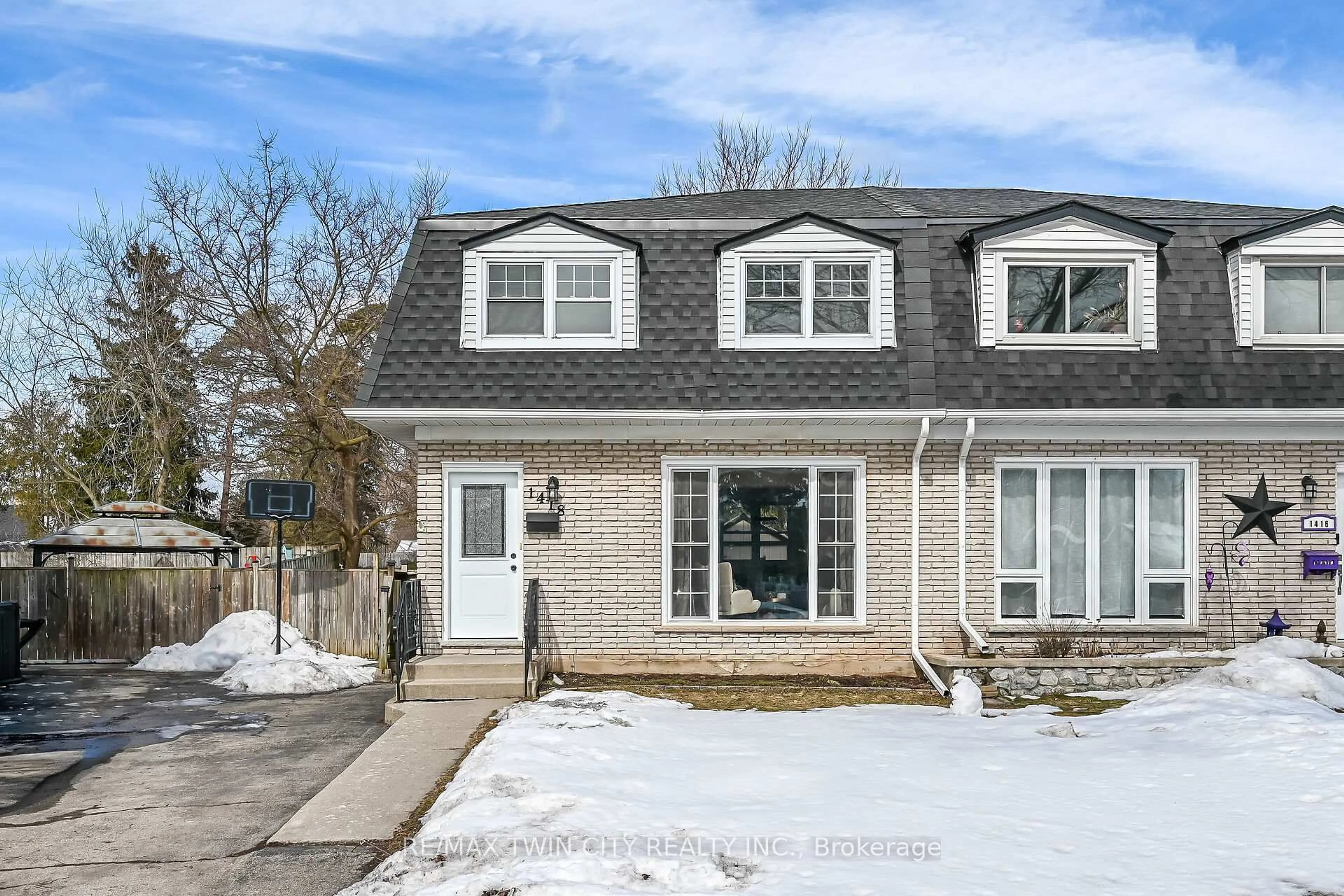 Home with brick exterior material, street for 1418 Pineview Crt, Cambridge Ontario N3H 4X1