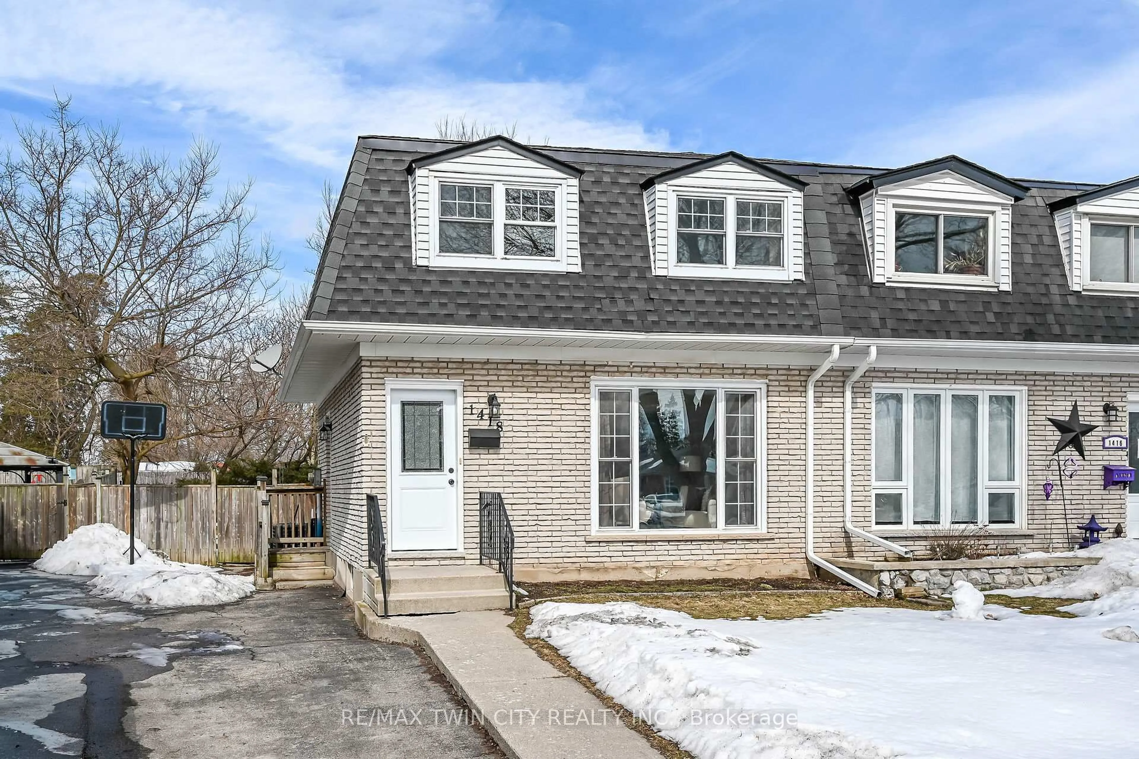 Home with vinyl exterior material, street for 1418 Pineview Crt, Cambridge Ontario N3H 4X1