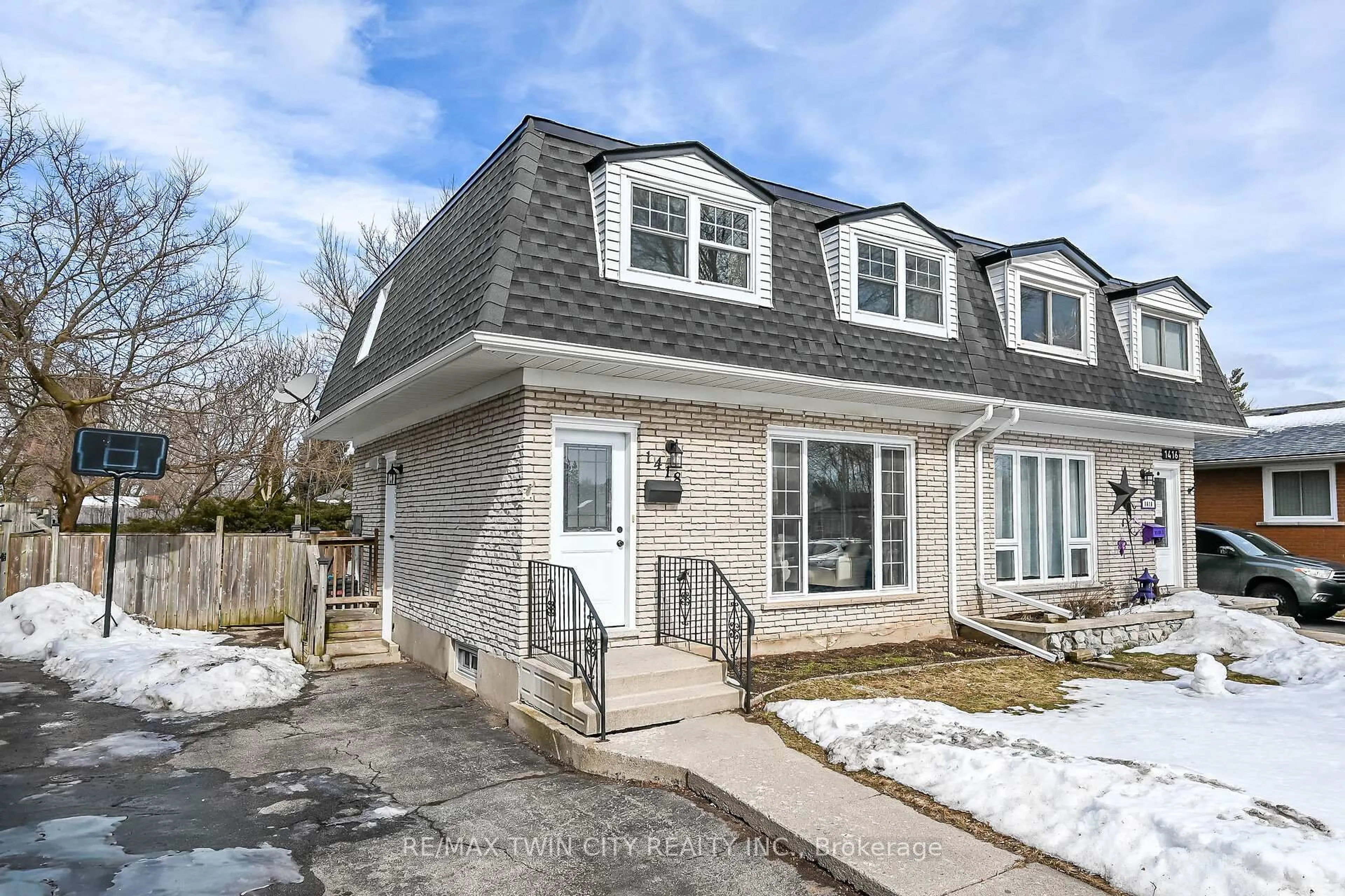 Home with vinyl exterior material, street for 1418 Pineview Crt, Cambridge Ontario N3H 4X1