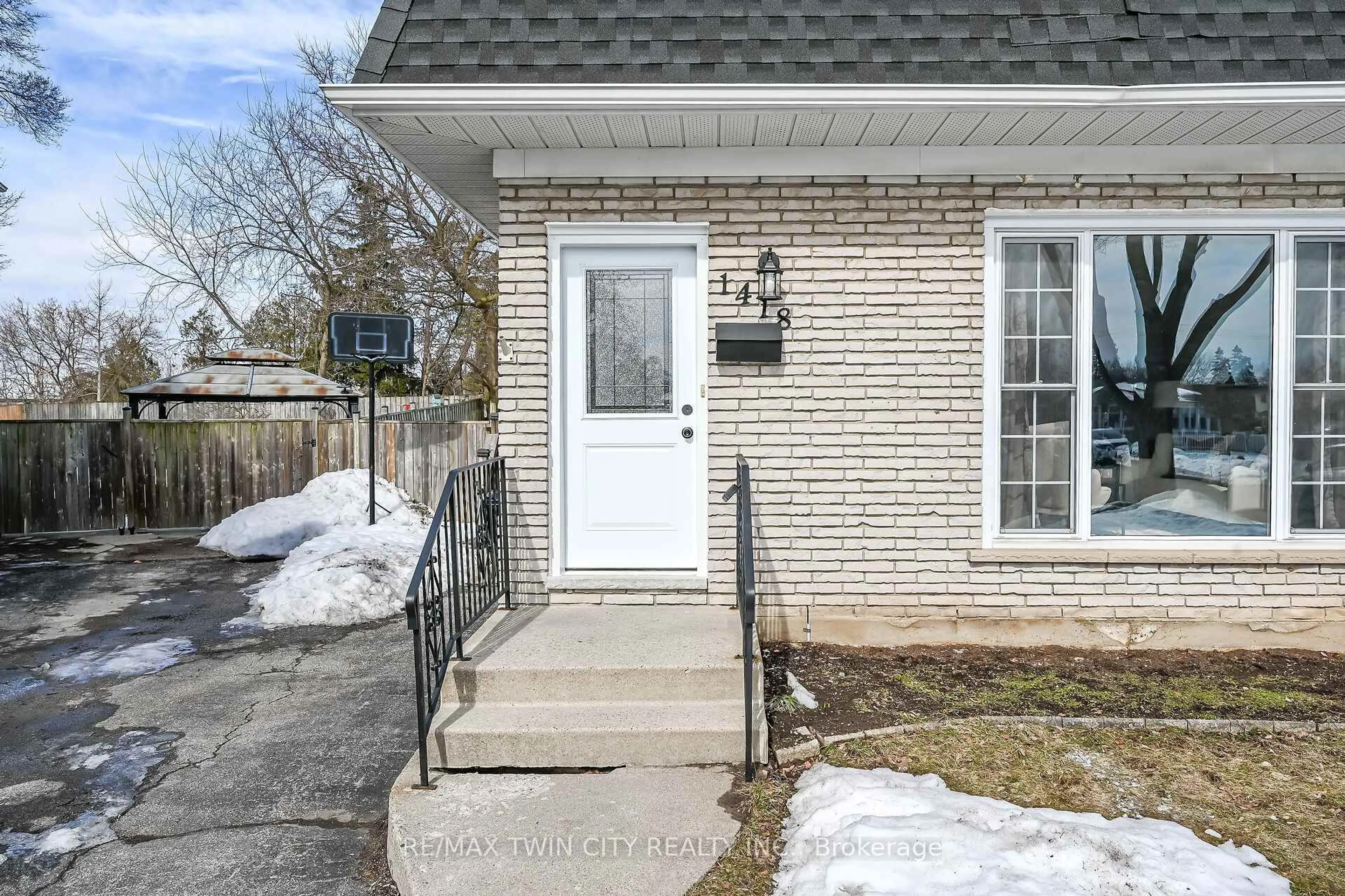 Indoor entryway for 1418 Pineview Crt, Cambridge Ontario N3H 4X1