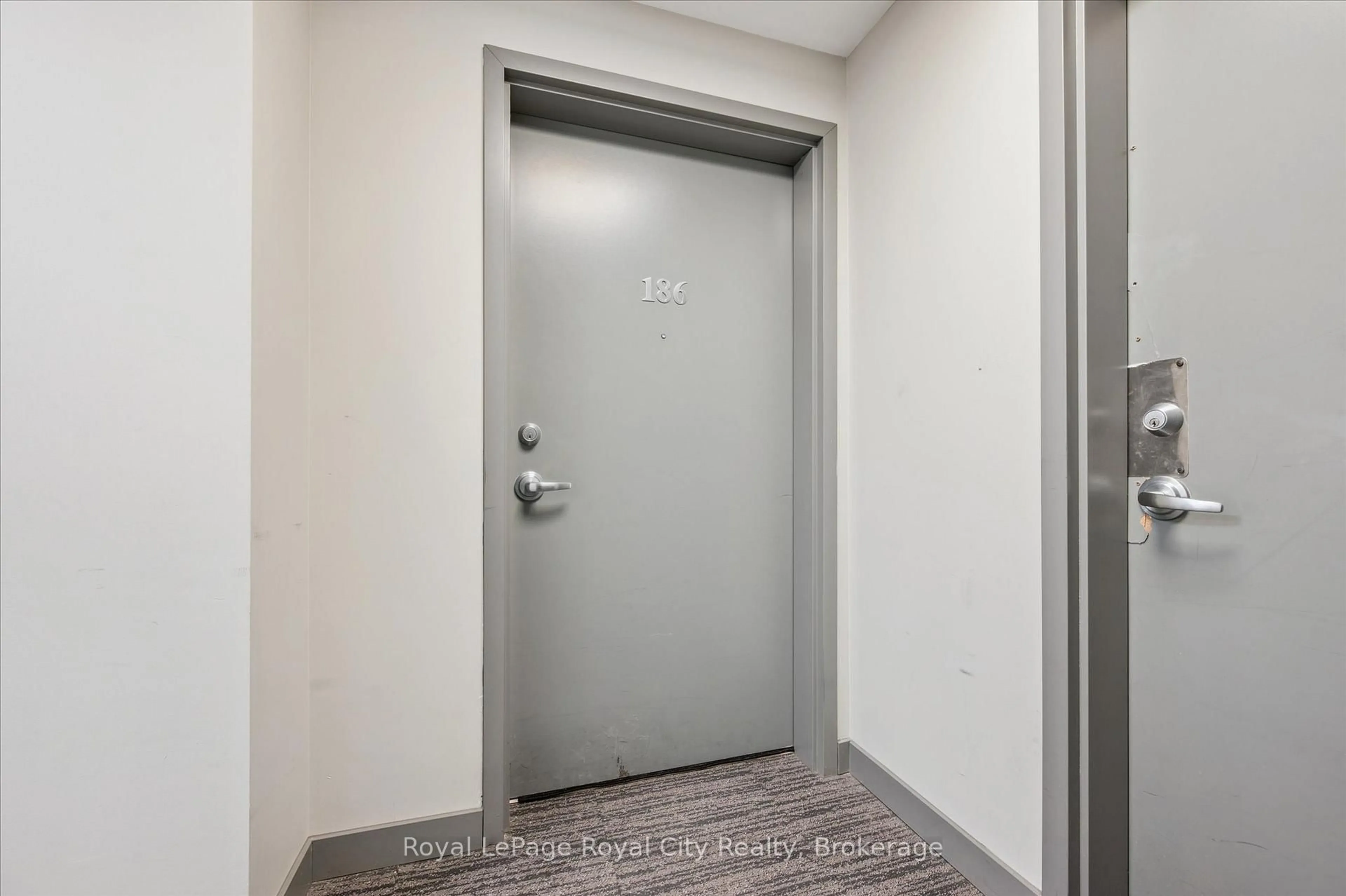 Indoor entryway for 258A Sunview St #186, Waterloo Ontario N2L 0H6