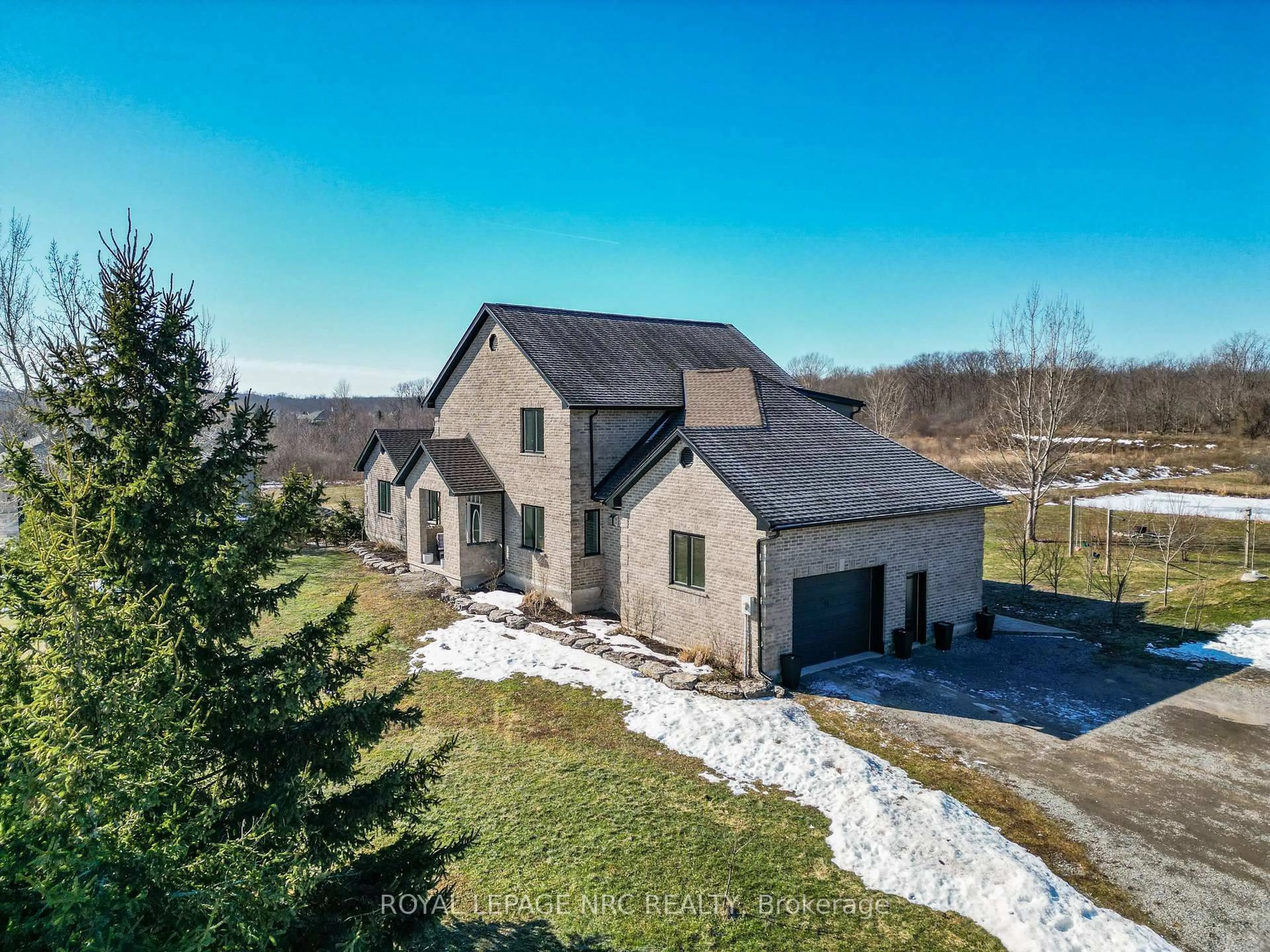 A pic from outside/outdoor area/front of a property/back of a property/a pic from drone, unknown for 615 Burleigh Rd, Fort Erie Ontario L0S 1N0