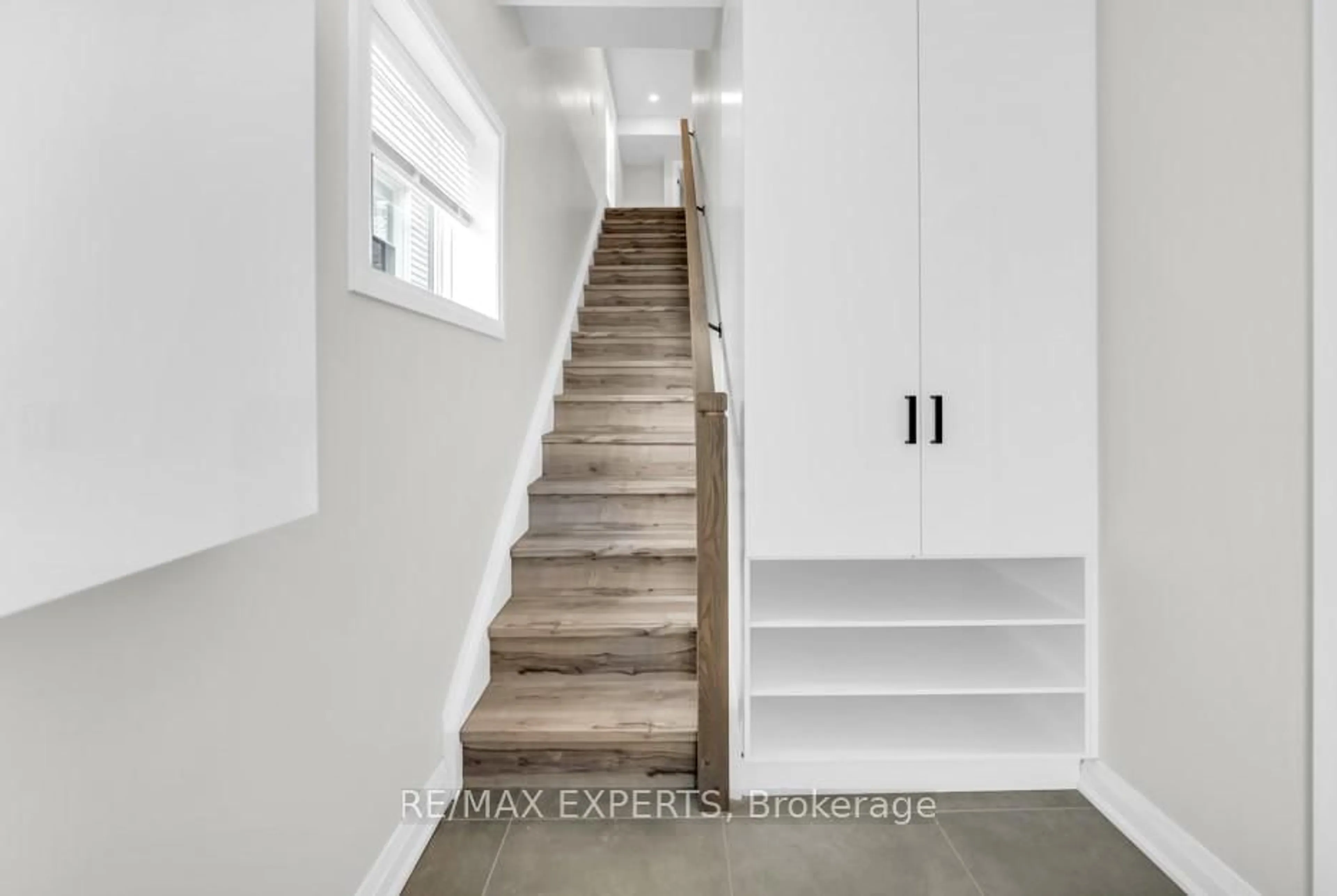 Indoor entryway for 124 Church St, Kitchener Ontario N2G 2S4