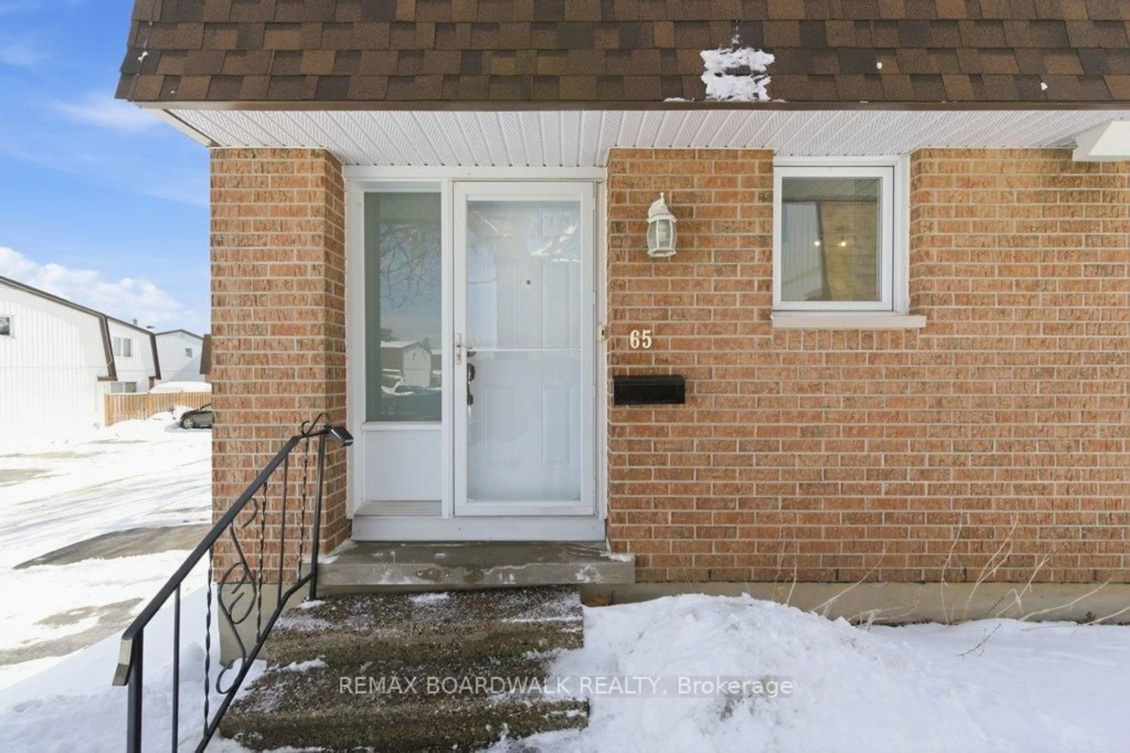 Indoor entryway for 837 Eastvale Dr #65, Ottawa Ontario K1J 7T5