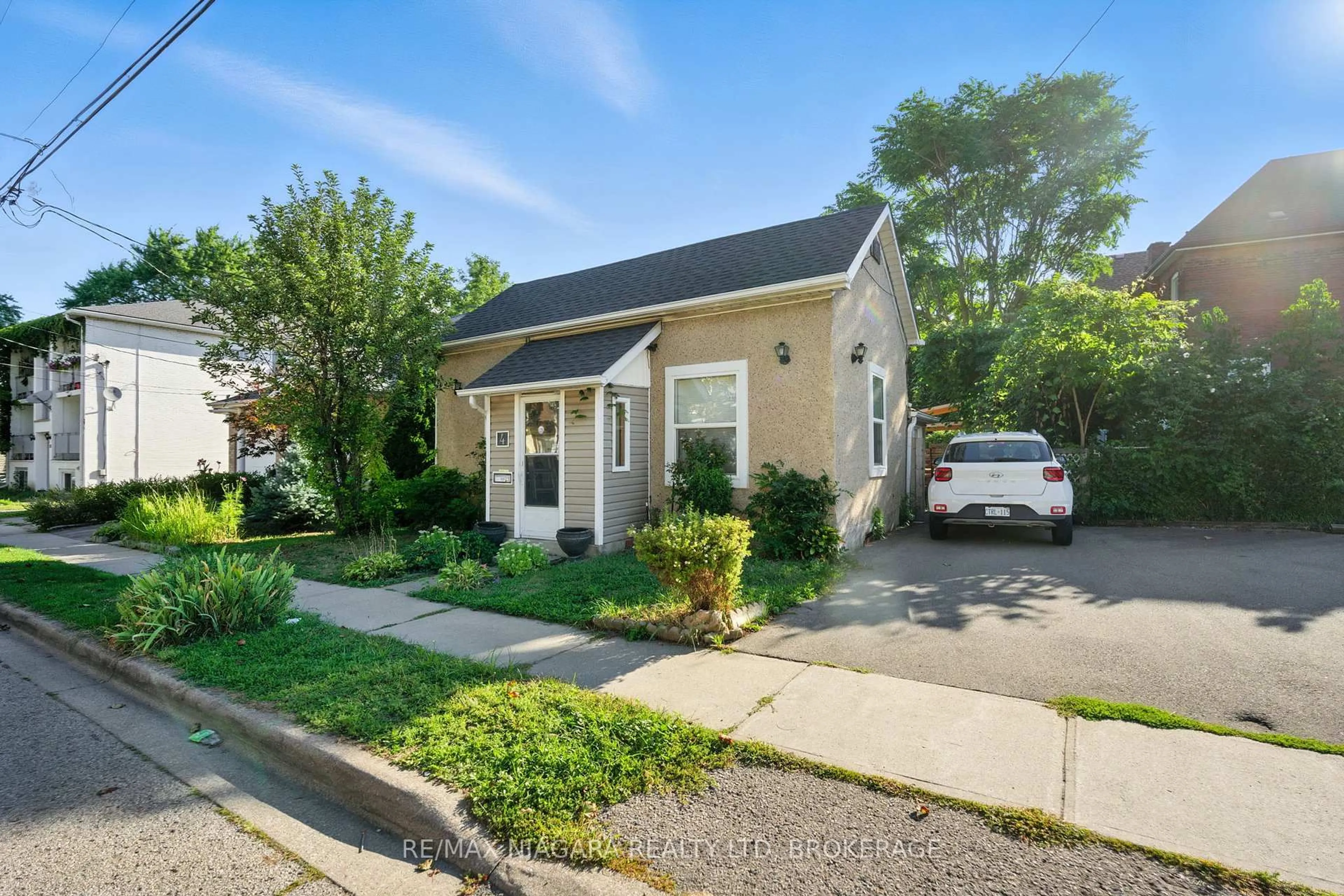 Unknown for 4 Woodland Ave, St. Catharines Ontario L2R 5A2