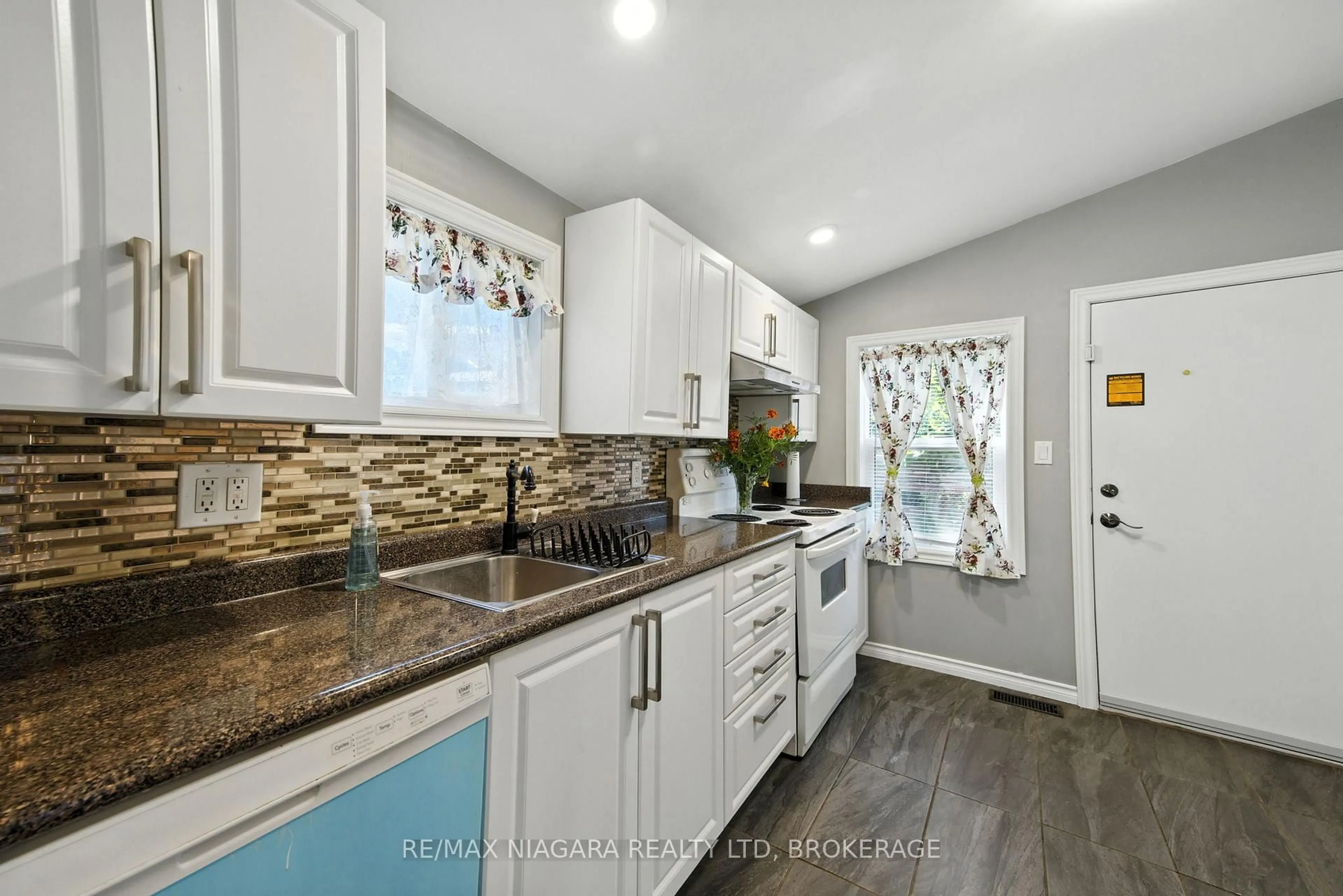 Open concept kitchen, unknown for 4 Woodland Ave, St. Catharines Ontario L2R 5A2