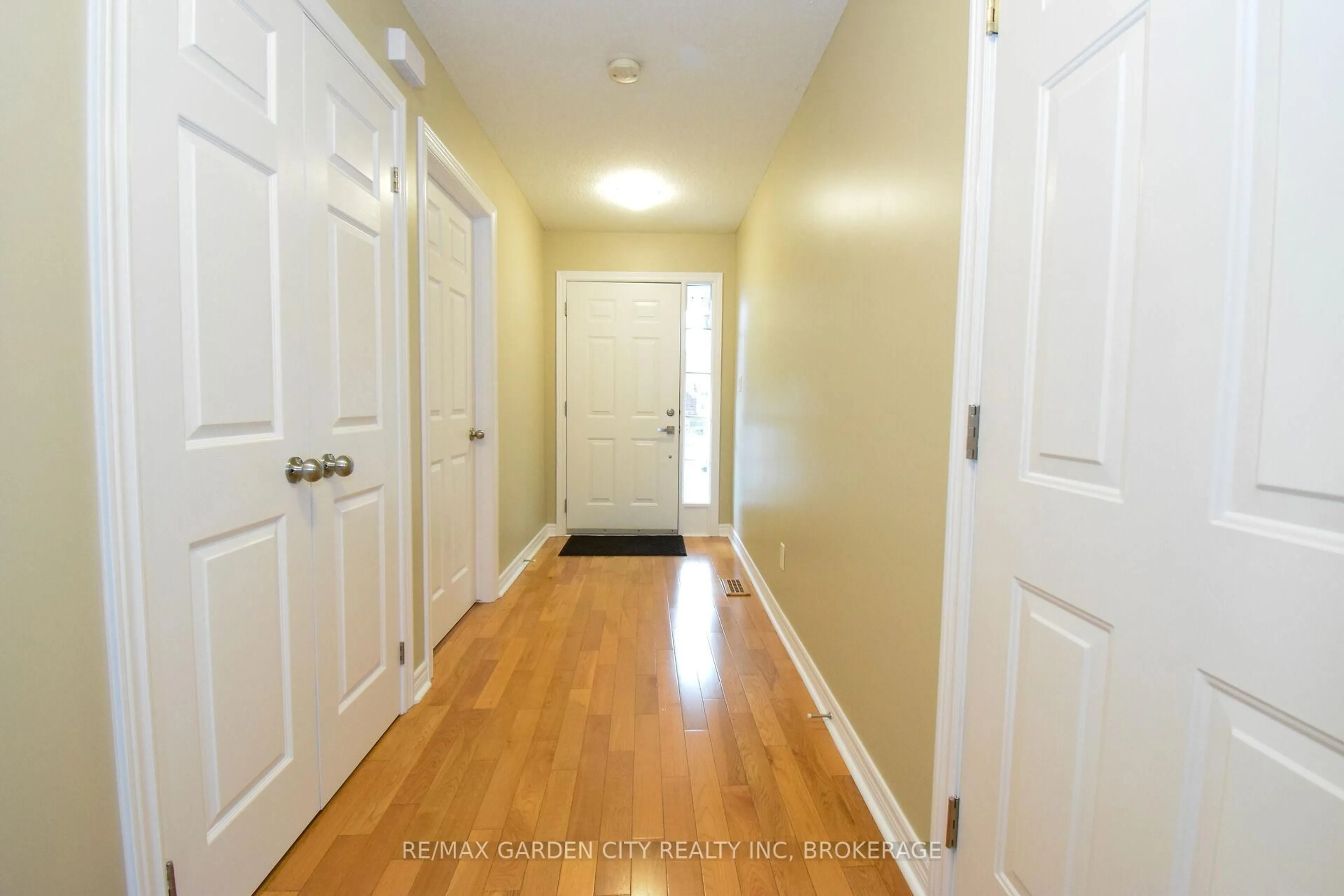 Indoor entryway for 162 FIRST St #11, Welland Ontario L3B 4S2