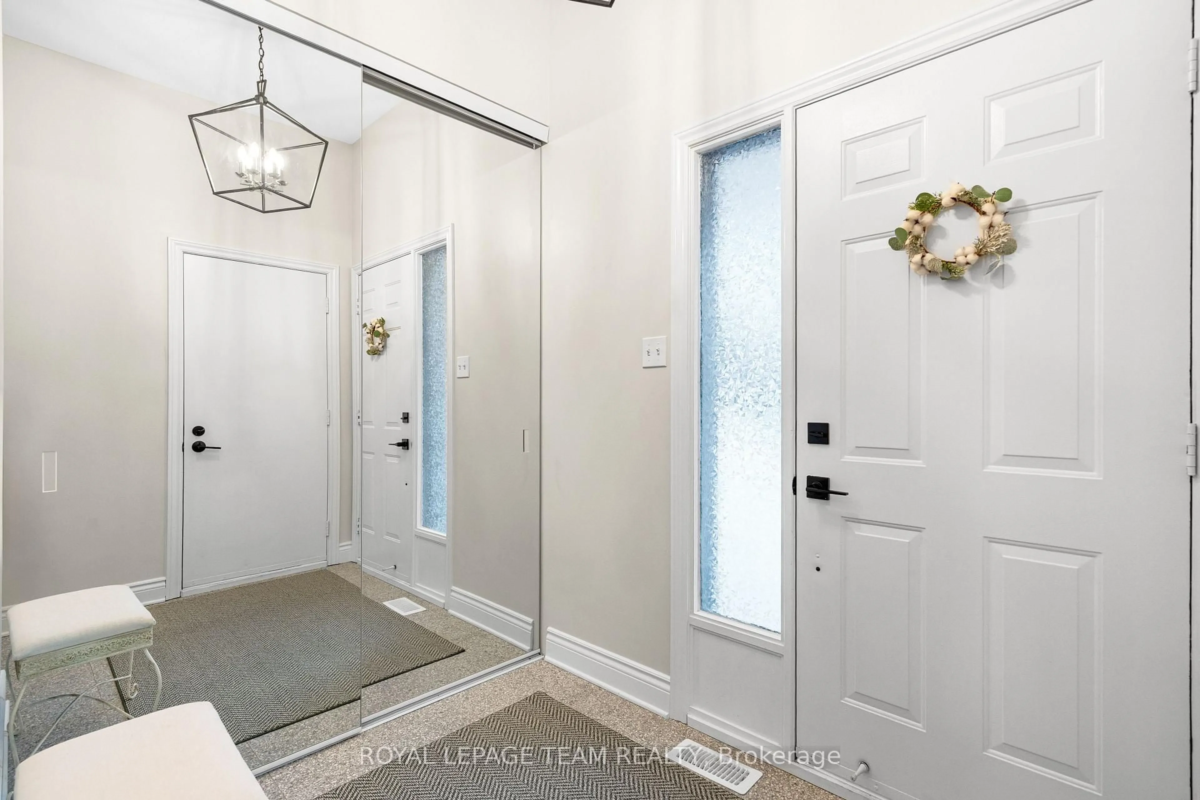 Indoor entryway for 1925 WINDWOOD Pl, Ottawa Ontario K1C 7K7