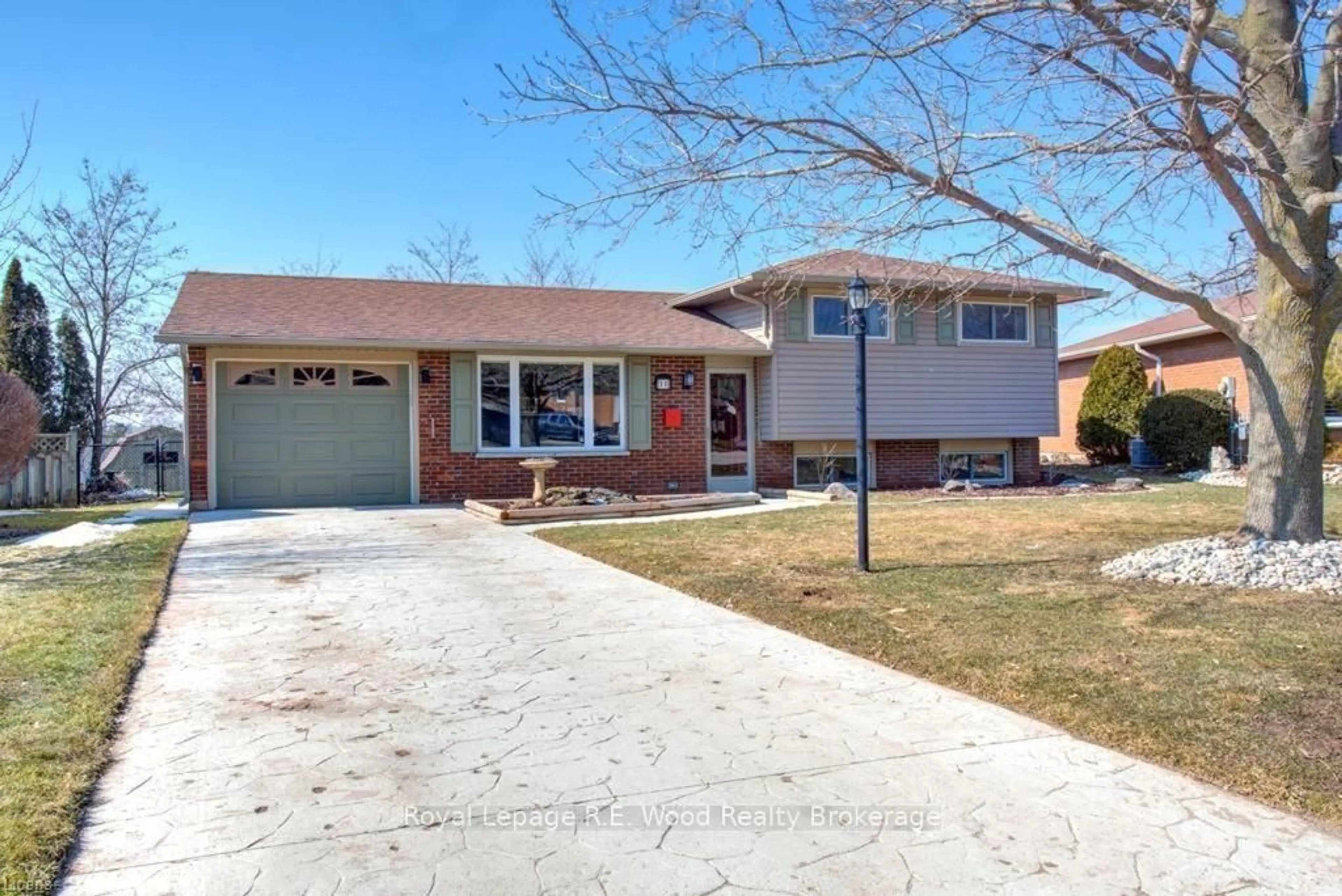 Home with brick exterior material, street for 11 GLENWOOD Rd, Ingersoll Ontario N5C 3N7