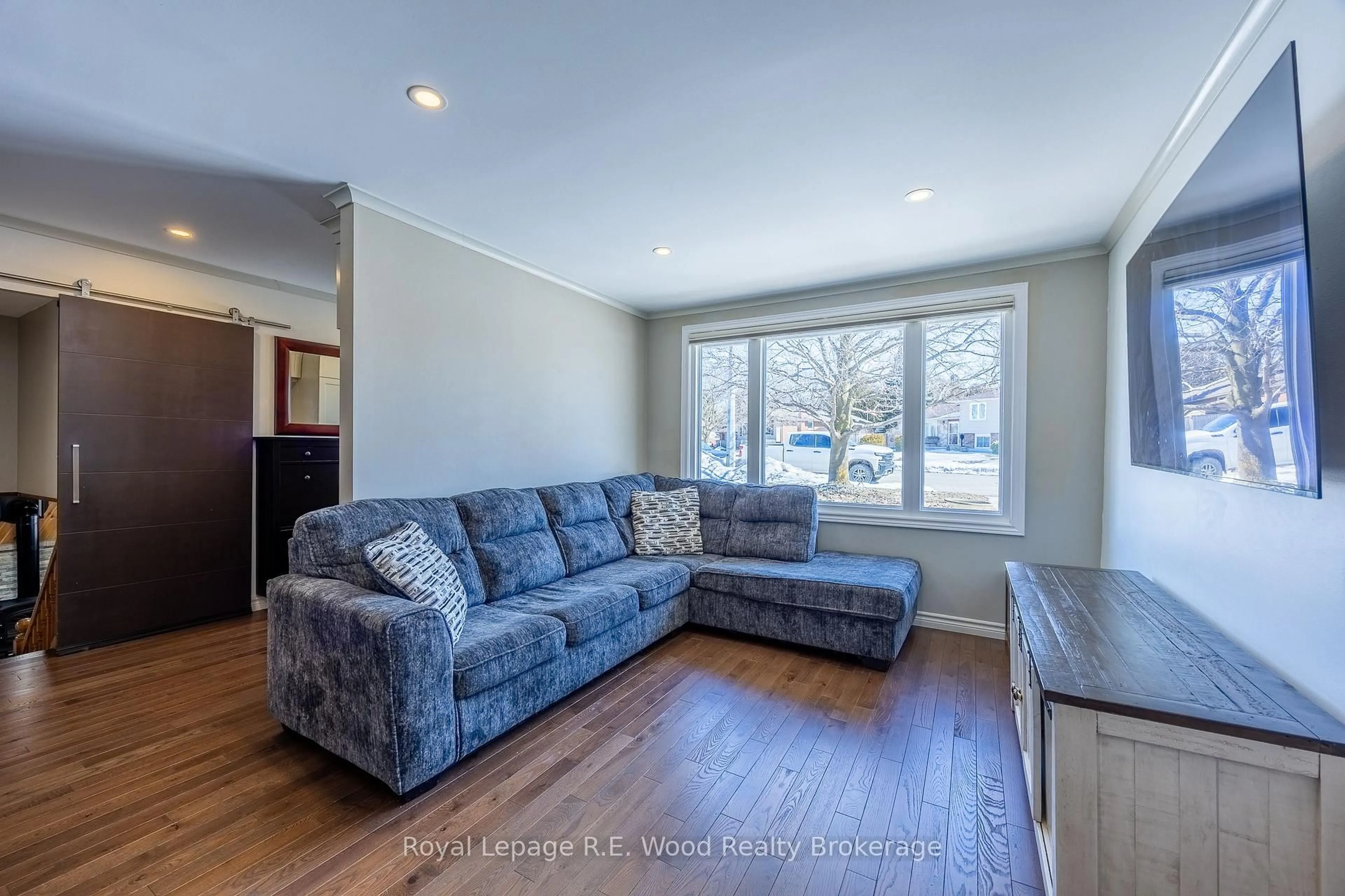 Living room with furniture, unknown for 11 GLENWOOD Rd, Ingersoll Ontario N5C 3N7