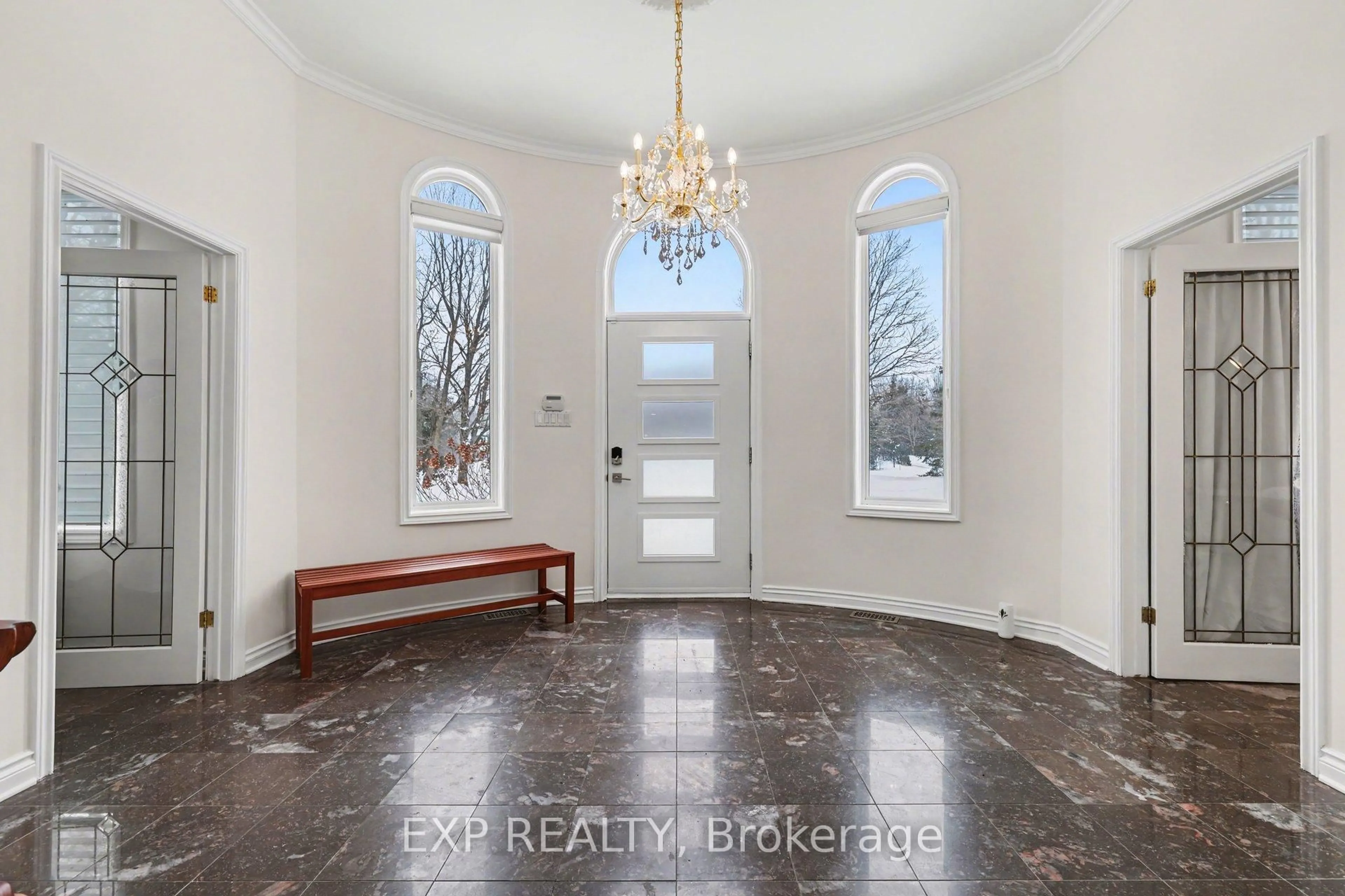 Indoor entryway for 5749 Knights Dr, Ottawa Ontario K4M 1K2